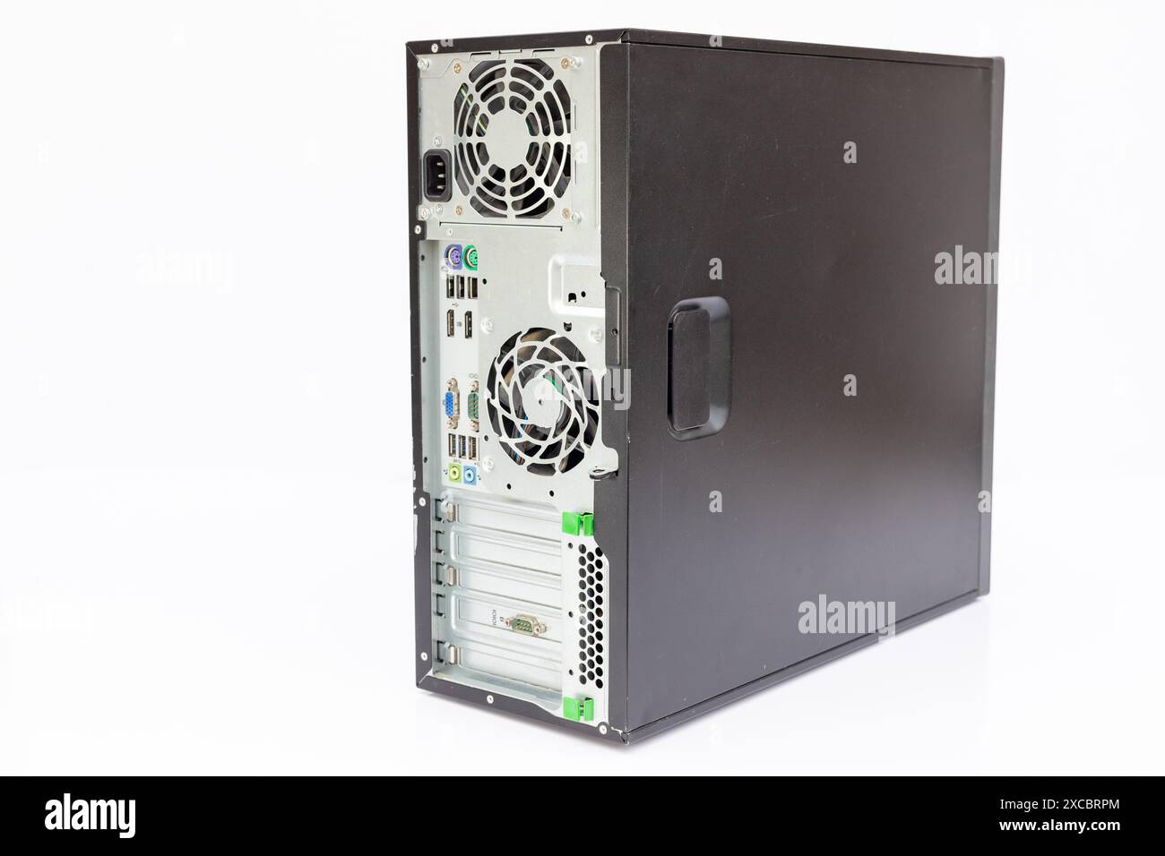 Vue arrière de la tour de bureau noire isolée sur fond blanc Banque D'Images