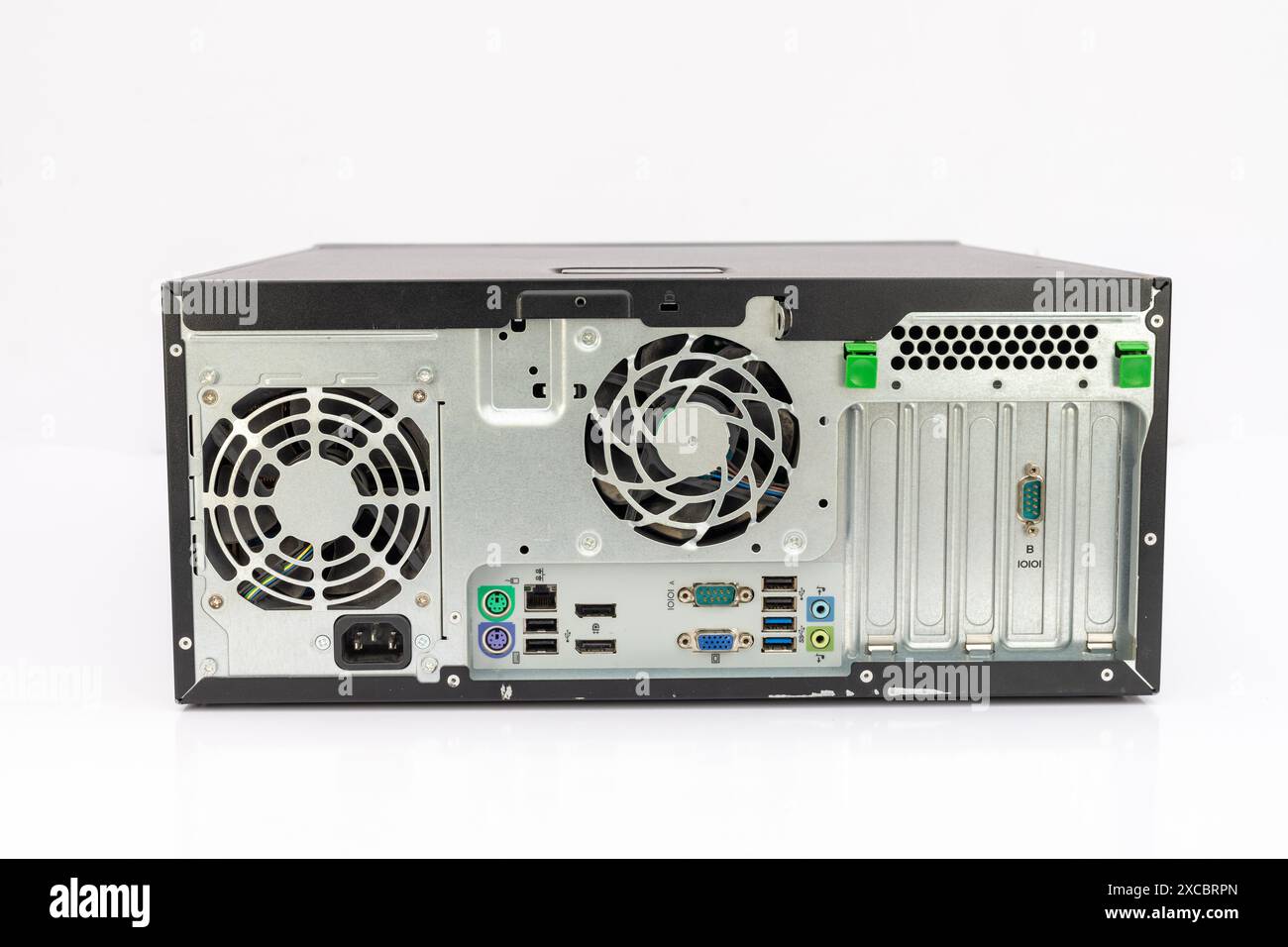 Connexions du panneau arrière sur un boîtier d'ordinateur Banque D'Images