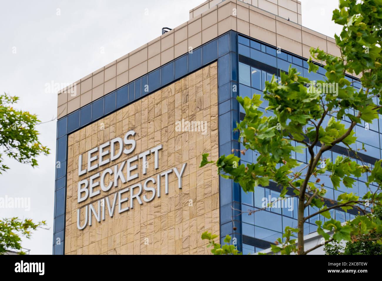 Leeds Angleterre : 3 juin 2024 : campus extérieur de l'Université Leeds Beckett. Photo gros plan de la signalétique extérieure Banque D'Images