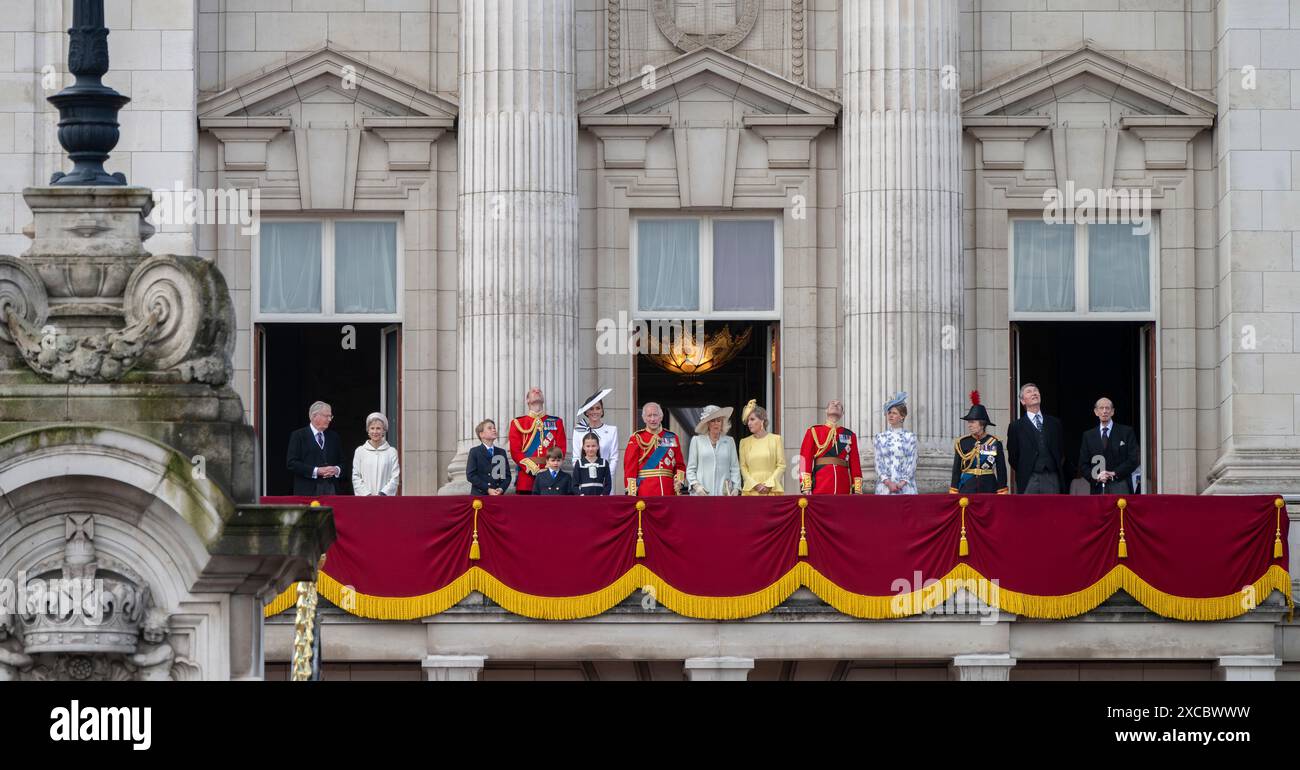 15 juin 2024. Londres, Royaume-Uni. Les membres de la famille royale britannique font leur apparition traditionnelle sur le balcon du palais de Buckingham après avoir troopé la couleur 2024. De gauche à droite : Duc et Duchesse de Gloucester, Prince George ; Prince William, Prince de Galles ; Prince Louis ; Catherine, Princesse de Galles ; Princesse Charlotte; le roi Charles III ; la reine Camilla ; Sophie Duchesse d'Édimbourg ; Edward Duc d'Édimbourg, Lady Louise Windsor ; Anne, Princesse Royale, Vice-amiral Timothy Laurence, Duc de Kent. Crédit : Malcolm Park/Alamy Banque D'Images