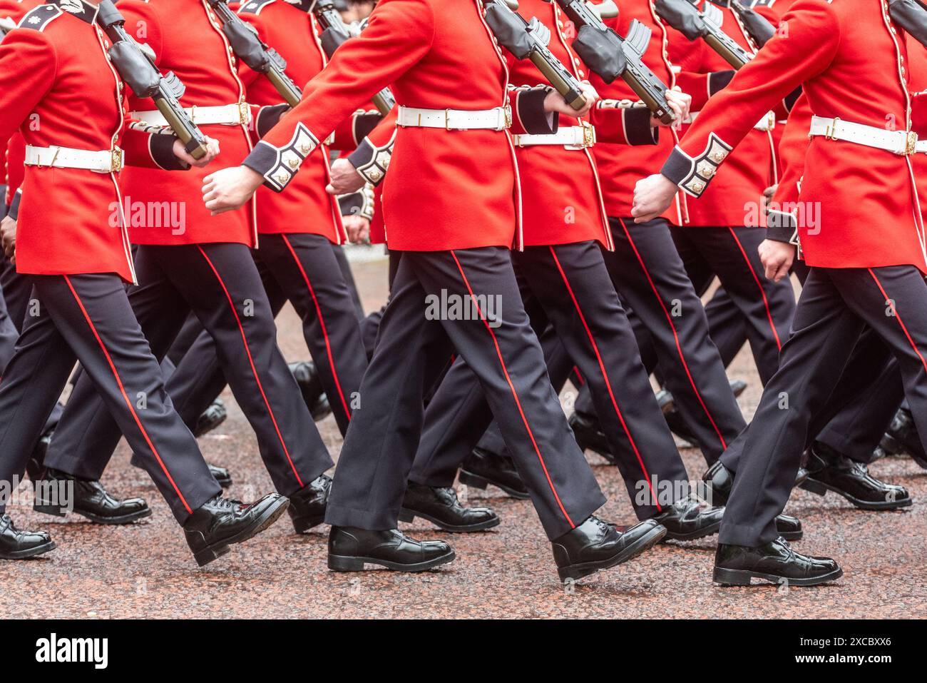 Foot Guards of the Household Division au Trooping the Colour 2024 au Mall, Londres, Royaume-Uni. Jambes de marche Banque D'Images