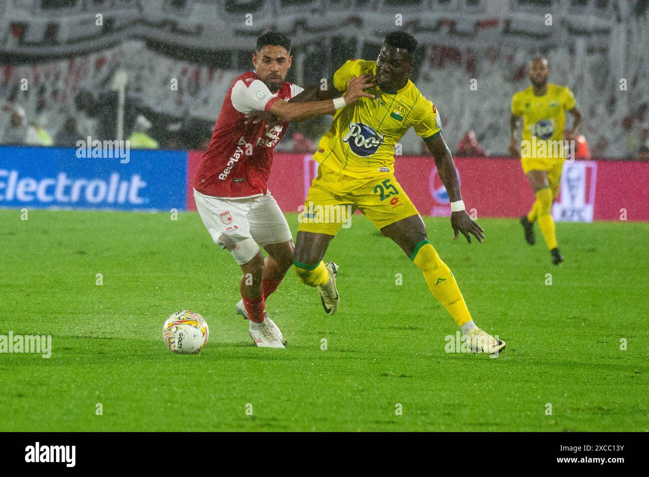 Bogota, Colombie. 15 juin 2024. Marcelo Ortiz de l'Independiente Santa Fe (G) et Daniel Fernando Mosquera de l'Atletico Bucaramanga (d) lors de la finale de la BetPlay Dimayor League entre l'Independiente Santa Fe et l'Atletico Bucaramanga au stade El Campin de Bogota, Colombie, le 15 juin 2024. Photo par : Sebastian Barros/long Visual Press crédit : long Visual Press/Alamy Live News Banque D'Images