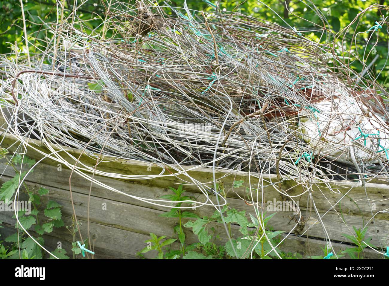 Ordures, câbles, fils, gravats dans un conteneur Banque D'Images