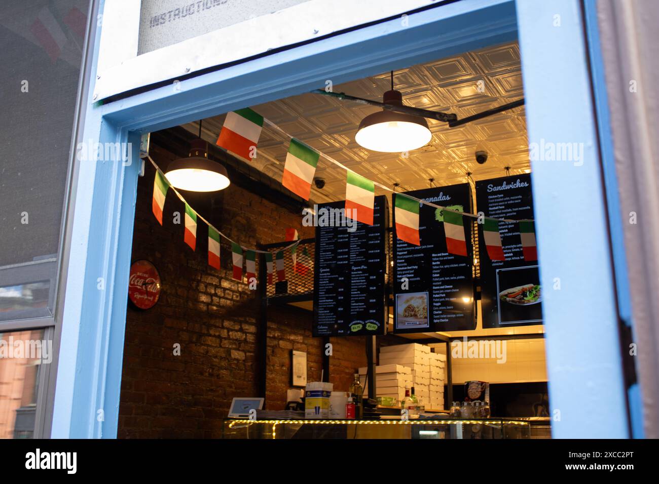 Un restaurant orné de drapeaux irlandais le jour de la St Patrick à Brooklyn, New York Banque D'Images