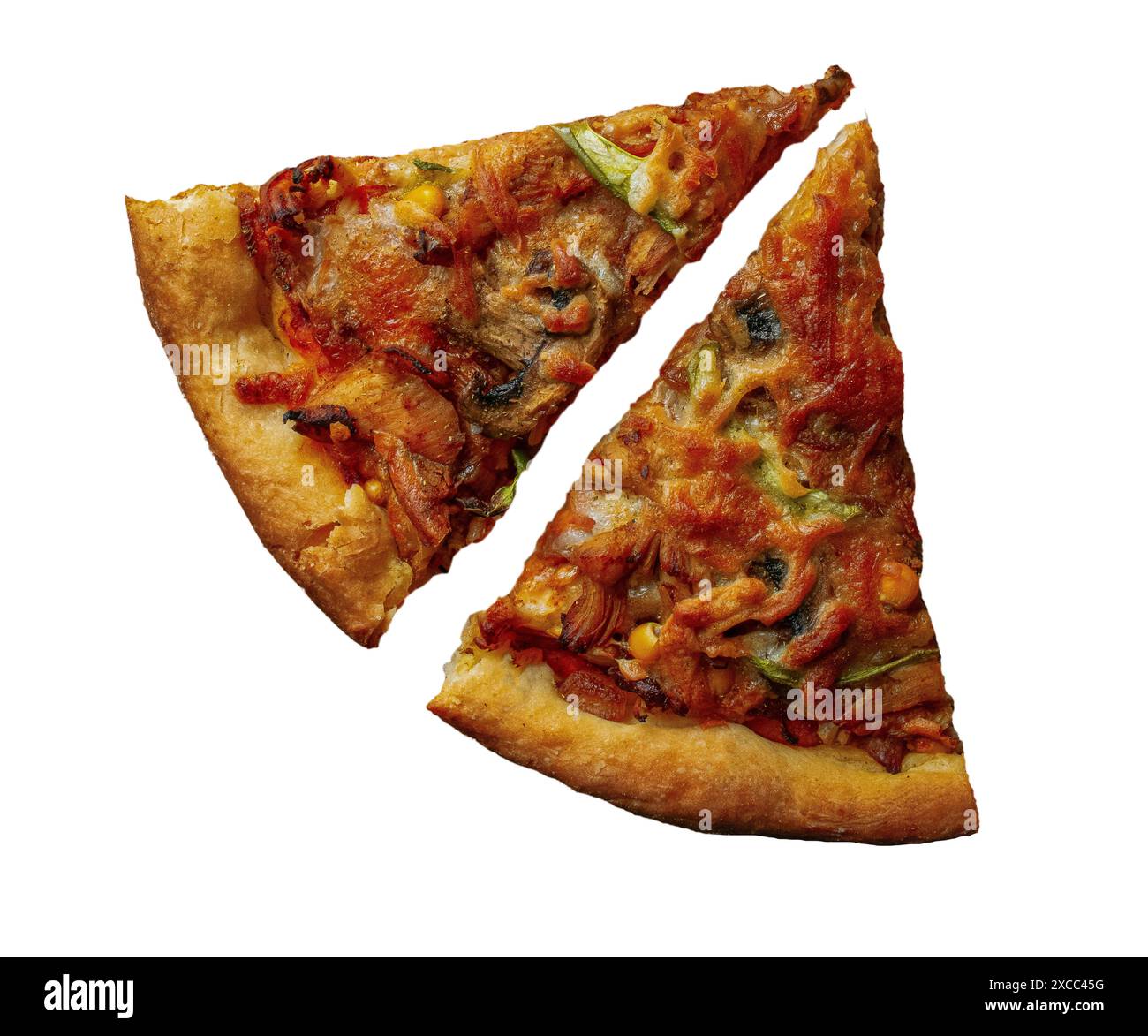 deux tranches de pizza pepperoni sur fond blanc. Pizza avec mozzarella et sauce tomate. Pizza margherita italienne fraîche avec mozzarella de buffle Banque D'Images