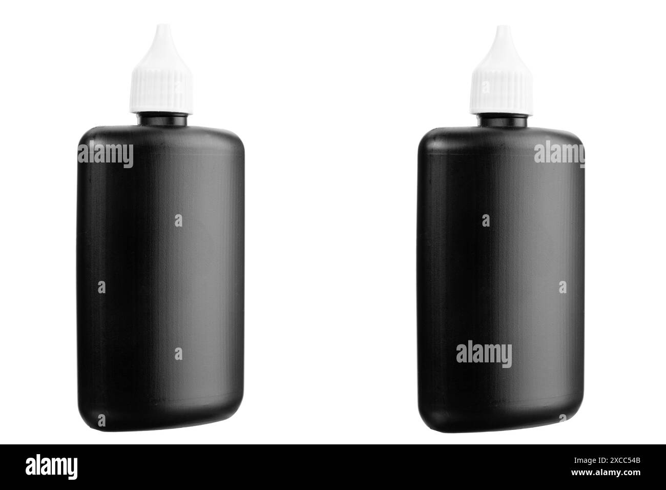 Bouteille en plastique d'huile lubrifiante universelle isolée sur fond blanc. Le fichier contient un chemin d'écrêtage. Banque D'Images