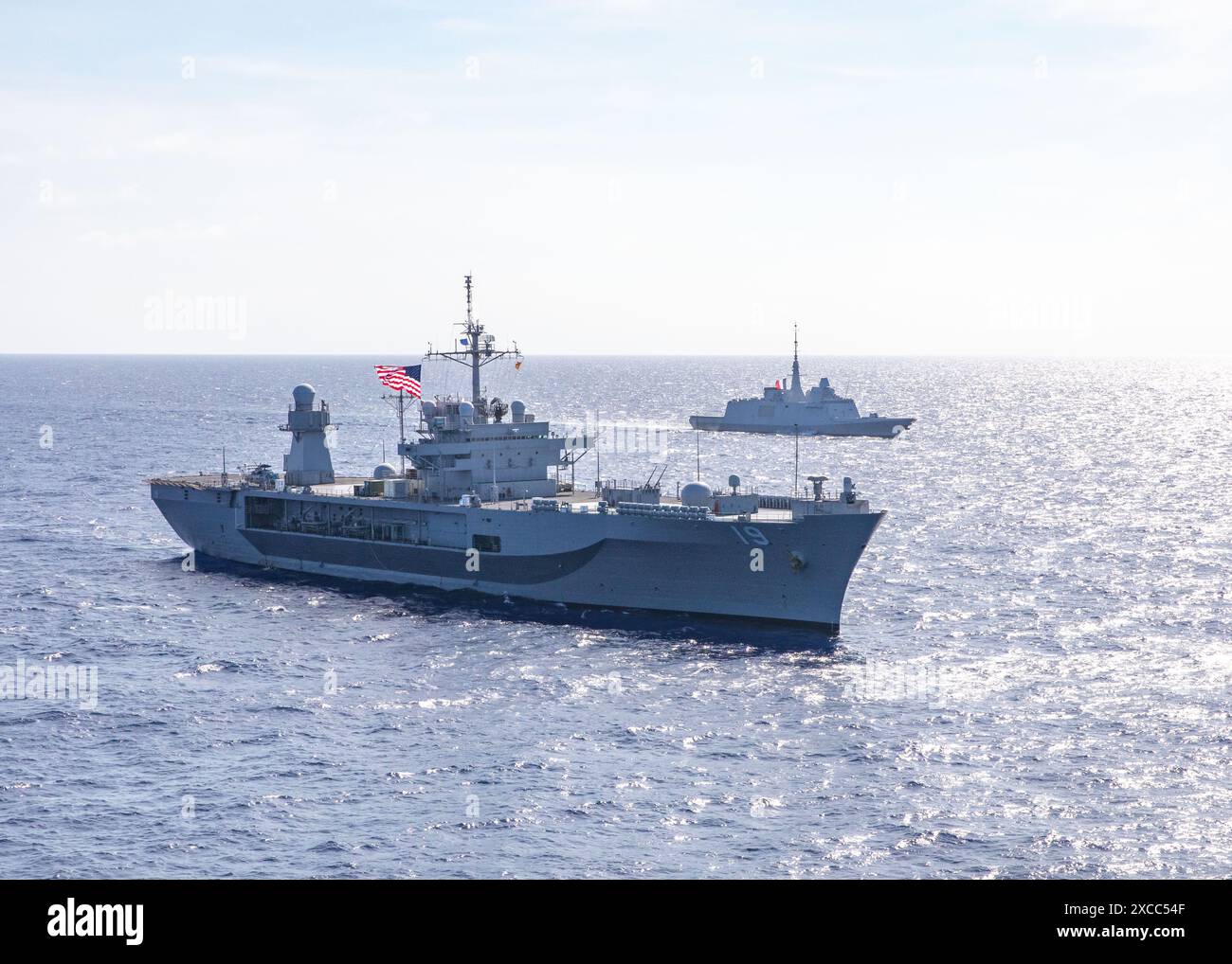 MER DES PHILIPPINES (14 juin 2024) - USS Blue Ridge (LCC 19), à gauche, mène un exercice de manœuvre avec la marine française Aqui Banque D'Images