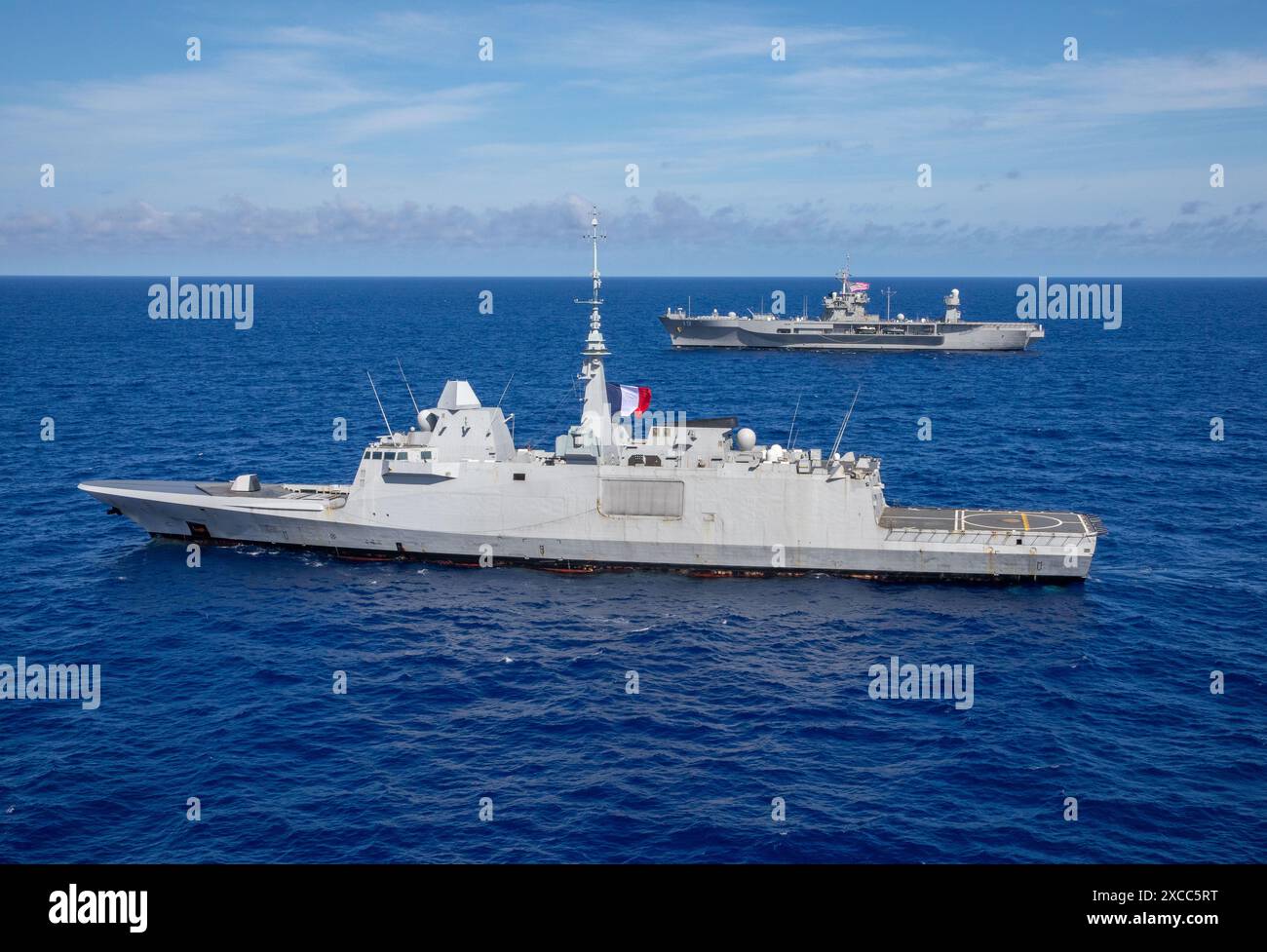 MER DES PHILIPPINES (14 juin 2024) - le navire-phare USS Blue Ridge (LCC 19) de la 7e flotte de l'US Navy, à droite, mène un exercice de manœuvre avec l'AQU de la marine française Banque D'Images