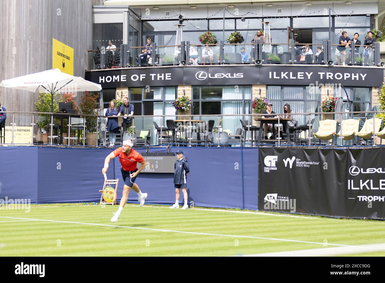 Ilkley, Royaume-Uni, 16 juin 2024, George Loffhagen VS Denis Kudla Qualifying match au Ilkley Lawn Tennis and Squash Club, crédit Aaron Badkin/Alamy Live News. Banque D'Images