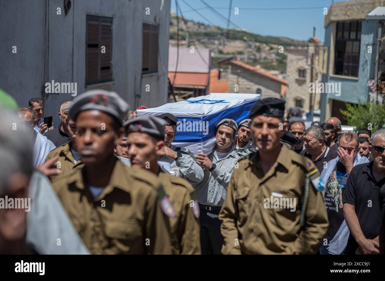 Beit Jann, Israël. 16 juin 2024. Les soldats israéliens portent le cercueil drapé du drapeau du soldat israélien Wassem Mahmoud, tué lorsqu'un véhicule blindé de transport de troupes a explosé près de Rafah, dans le sud de Gaza, lors de ses funérailles à Beit Jann. Huit soldats israéliens ont été tués dans les combats à Rafah, dans le sud de la bande de Gaza, ont annoncé samedi les forces armées. Crédit : Ilia Yefimovich/dpa/Alamy Live News Banque D'Images