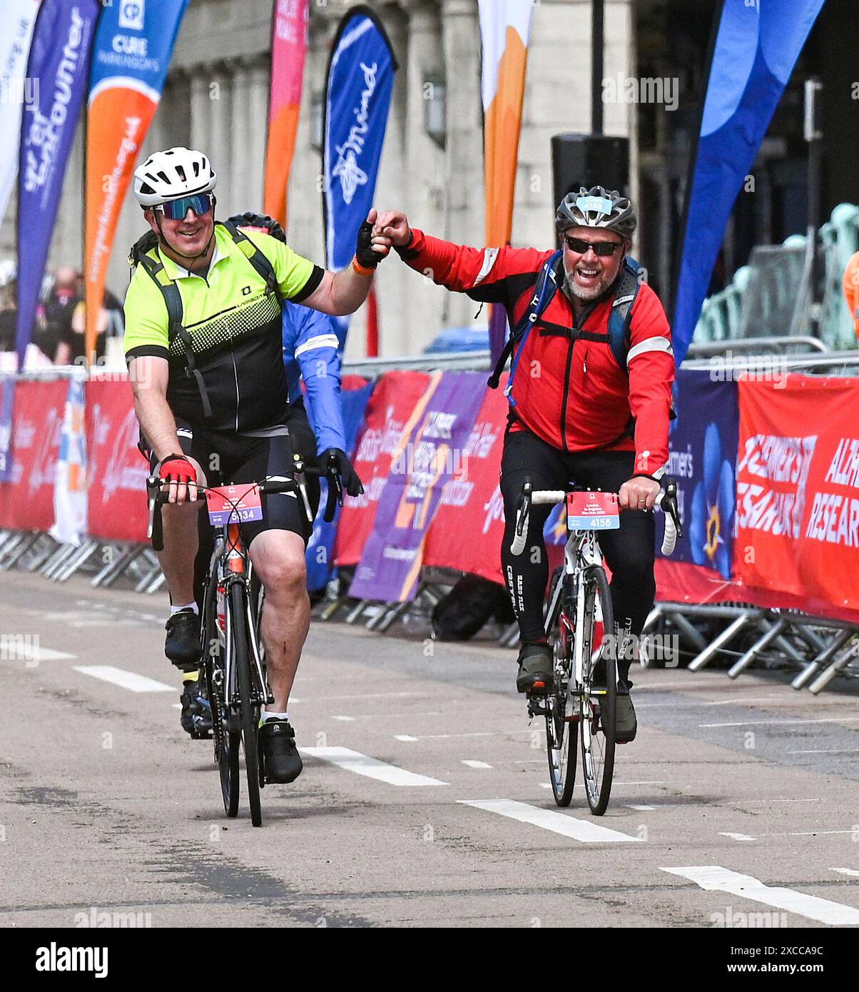 Brighton UK 16 juin 2024 - Joy pour ces cyclistes sur le front de mer de Brighton alors qu'ils terminent le 54 Mile British Heart Foundation London to Brighton Bike Ride aujourd'hui qui attire des milliers de coureurs chaque année : Credit Simon Dack / Alamy Live News Banque D'Images
