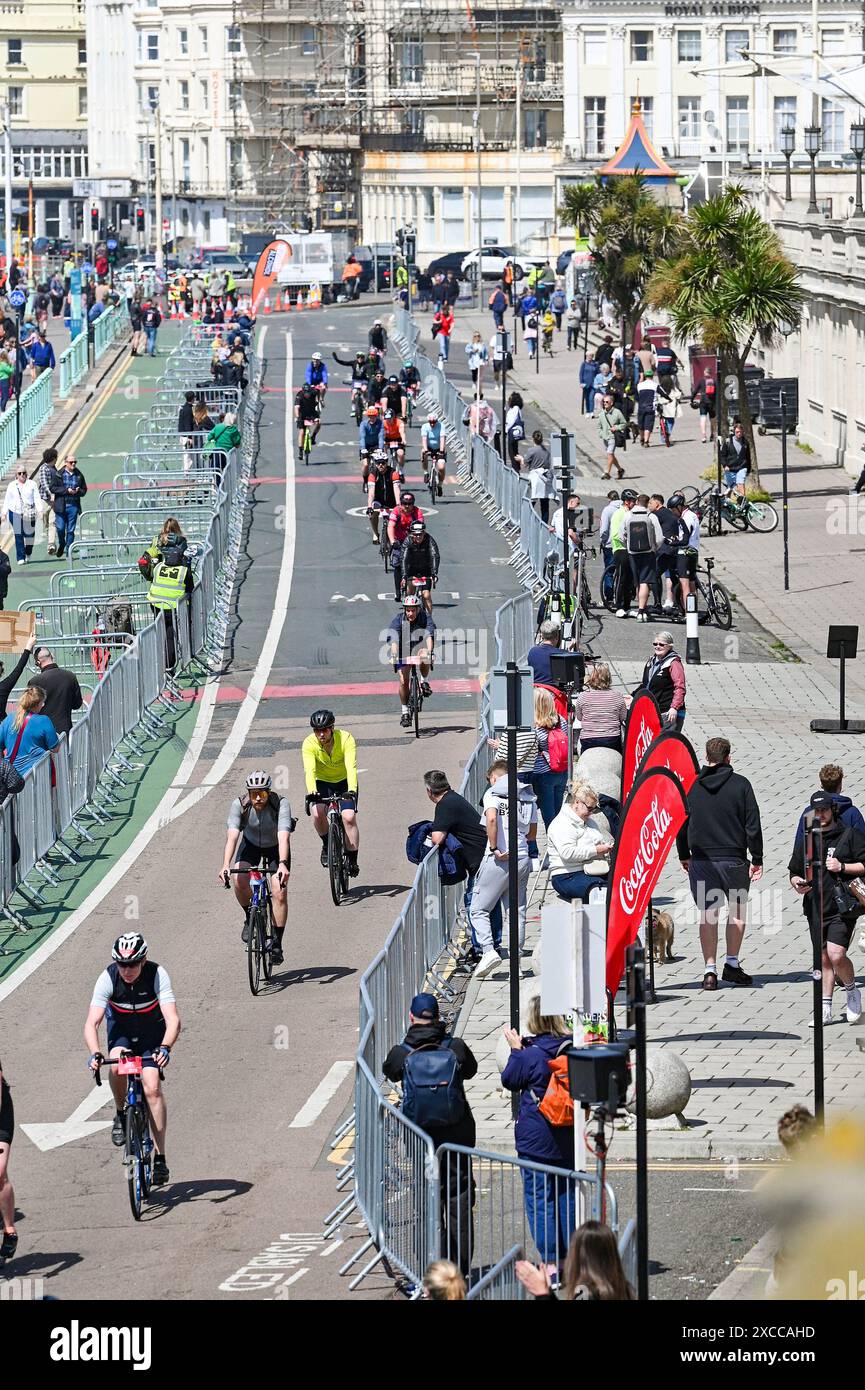 Brighton UK 16 juin 2024 - les cyclistes arrivent à Brighton alors qu'ils approchent de l'arrivée du 54 Mile British Heart Foundation London to Brighton Bike Ride qui attire des milliers de coureurs chaque année : Credit Simon Dack / Alamy Live News Banque D'Images