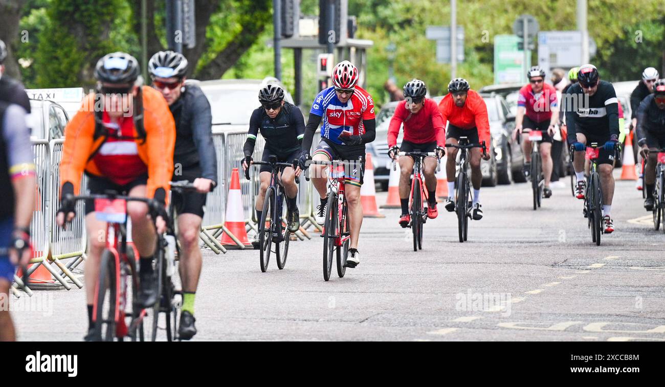 Brighton UK 16 juin 2024 - les cyclistes arrivent à Brighton alors qu'ils approchent de l'arrivée du 54 Mile British Heart Foundation London to Brighton Bike Ride qui attire des milliers de coureurs chaque année : Credit Simon Dack / Alamy Live News Banque D'Images