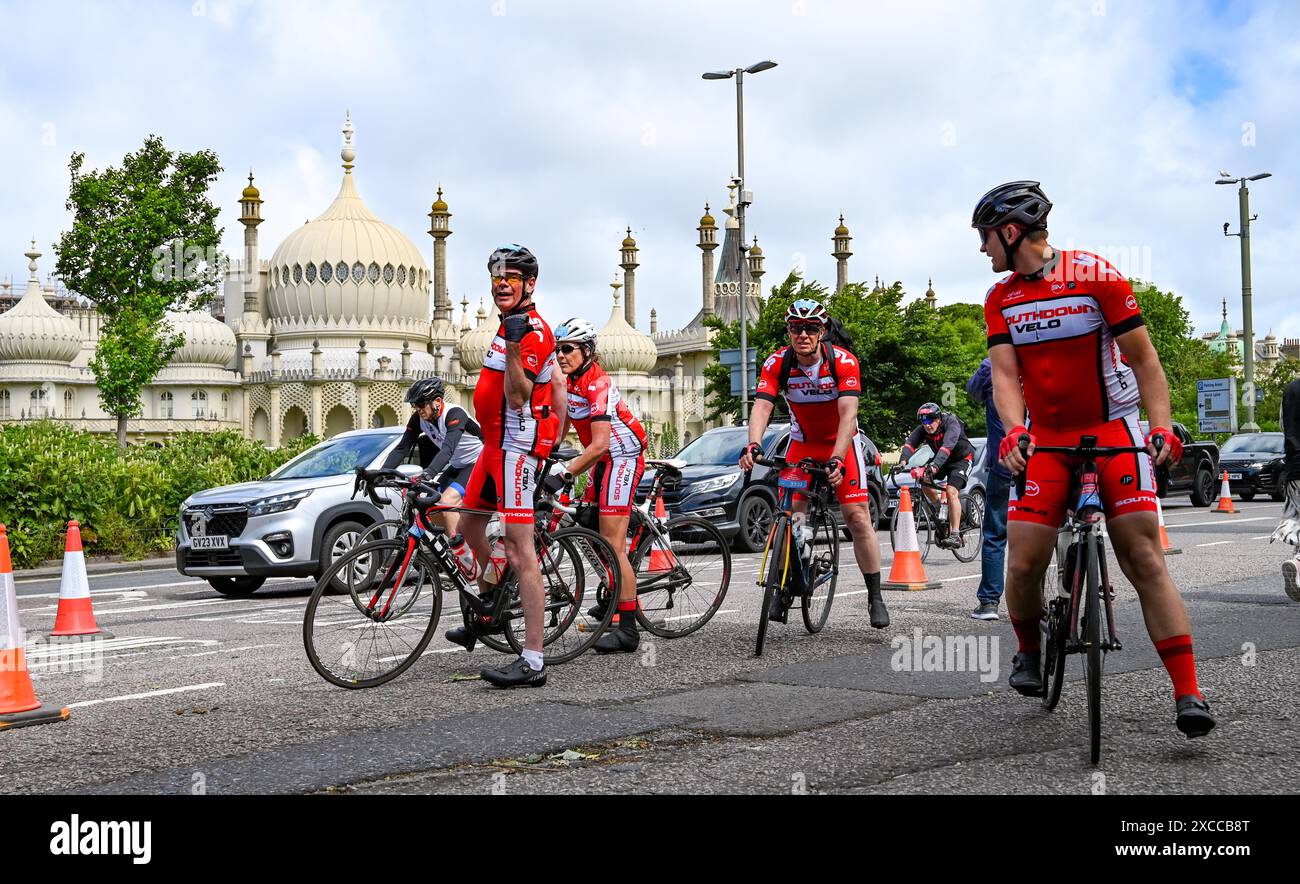 Brighton UK 16 juin 2024 - les cyclistes arrivent à Brighton alors qu'ils approchent de l'arrivée du 54 Mile British Heart Foundation London to Brighton Bike Ride qui attire des milliers de coureurs chaque année : Credit Simon Dack / Alamy Live News Banque D'Images