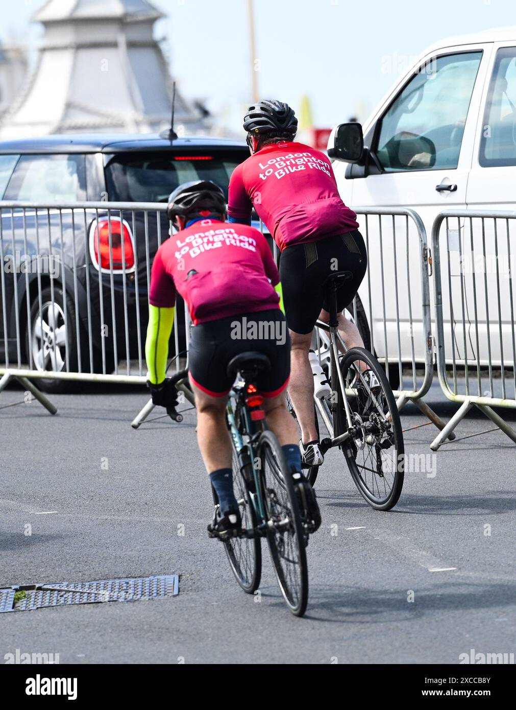 Brighton UK 16 juin 2024 - les cyclistes arrivent à Brighton alors qu'ils approchent de l'arrivée du 54 Mile British Heart Foundation London to Brighton Bike Ride qui attire des milliers de coureurs chaque année : Credit Simon Dack / Alamy Live News Banque D'Images