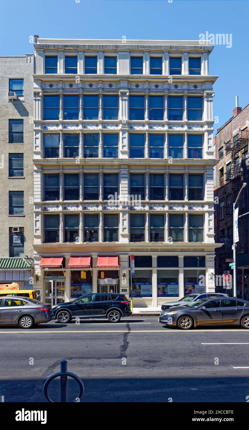 NYC Chinatown : 268 canal Street, un bâtiment loft en fonte de New York, abrite aujourd'hui le centre de santé communautaire Charles B. Wang. Banque D'Images