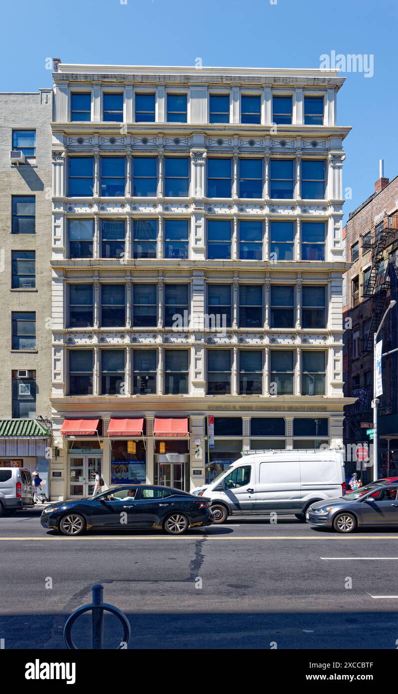 NYC Chinatown : 268 canal Street, un bâtiment loft en fonte de New York, abrite aujourd'hui le centre de santé communautaire Charles B. Wang. Banque D'Images