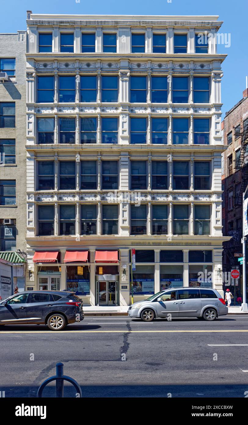 NYC Chinatown : 268 canal Street, un bâtiment loft en fonte de New York, abrite aujourd'hui le centre de santé communautaire Charles B. Wang. Banque D'Images