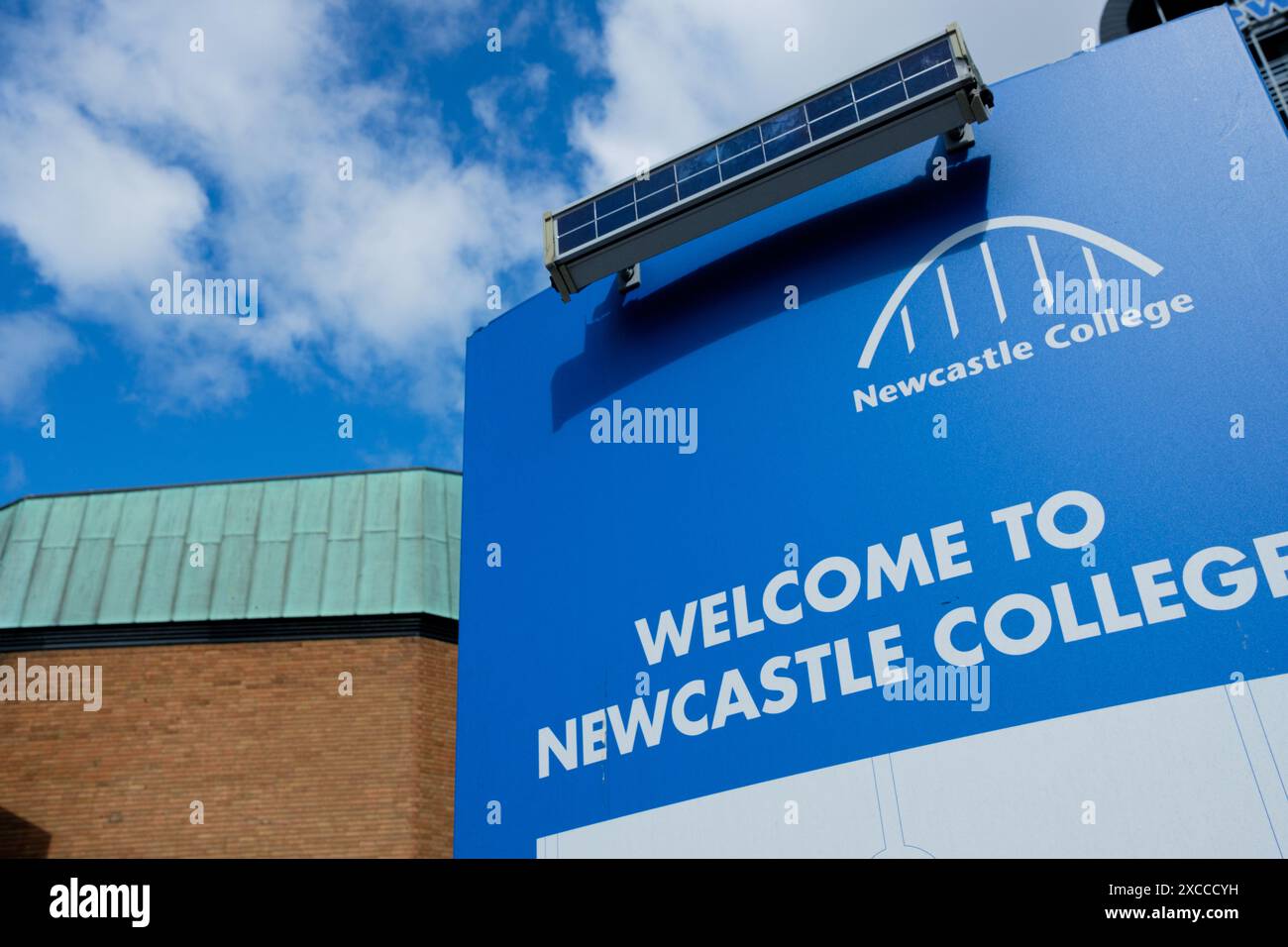 Newcastle UK : 8 juin 2024 : Newcastle College Rye Hill Campus. Bienvenue à Newcastle College signe Banque D'Images