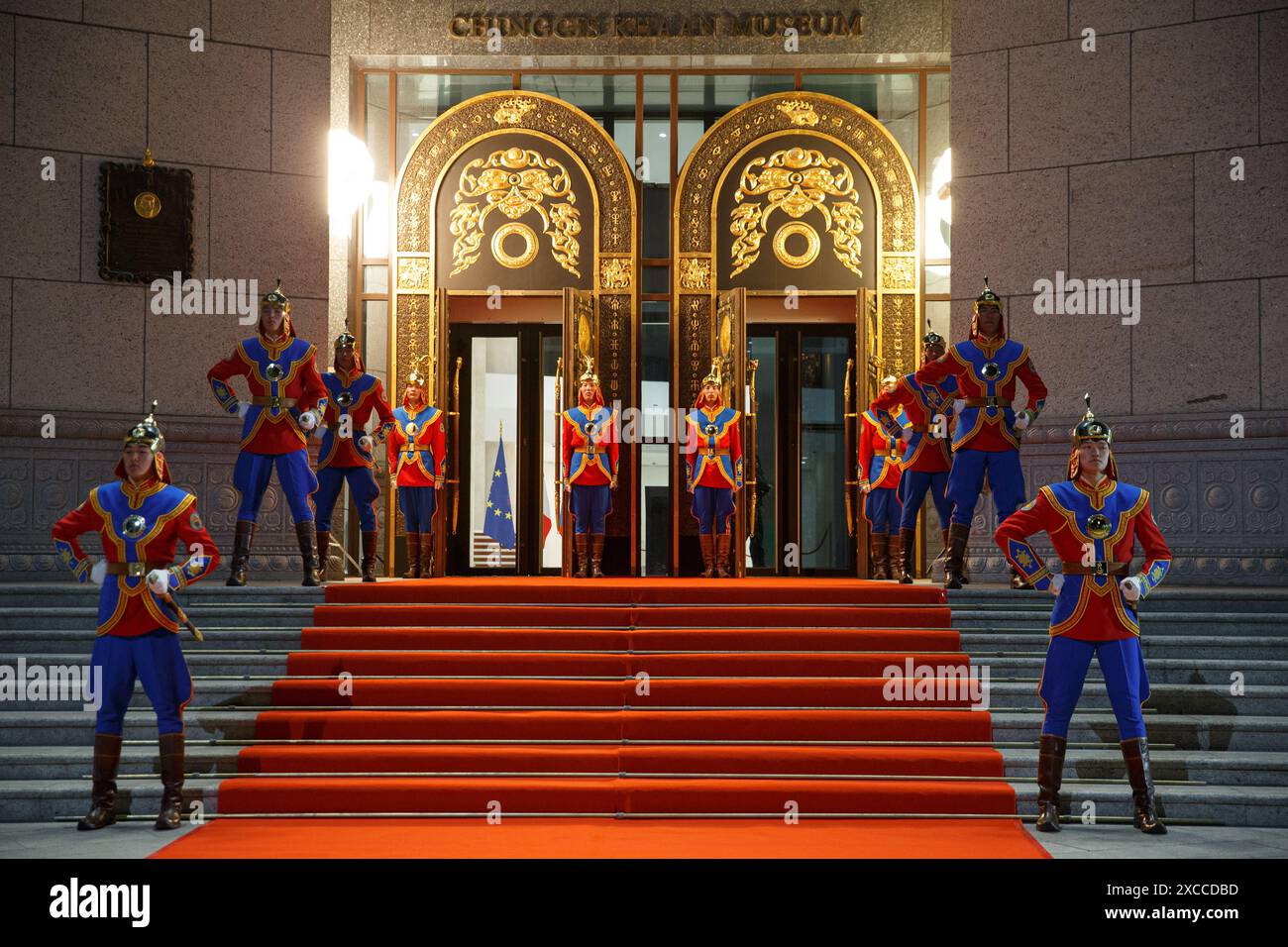 Oulan-Bator, Mongolie. 21 mai 2023. Des gardes d'honneur se tiennent devant le musée lors de la visite d'Emmanuel Macron en Mongolie. Crédit : Enkh-Orgil. Banque D'Images