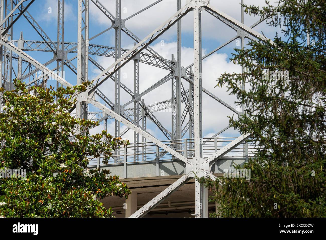 Roma, Italie. 16 avril 2024. Gazometro aperto, Eni in collaborazione con il FAI apre il Gazometro di Roma Ostiense - Roma, Italia - Nella foto il sito industriale durante l'iniziativa e le visite guidate - Domenica 16 Giugno 2024 (foto Valentina Stefanelli/LaPresse) gazomètre ouvert, ENI en collaboration avec la FAI ouvre le gazomètre Roma Ostiense - Rome, Italie - sur la photo le site industriel lors de l'initiative et visites guidées - dimanche 16 juin 2024 (photo Valentina Stefanelli/LaPresse) crédit : LaPresse/Alamy Live News Banque D'Images