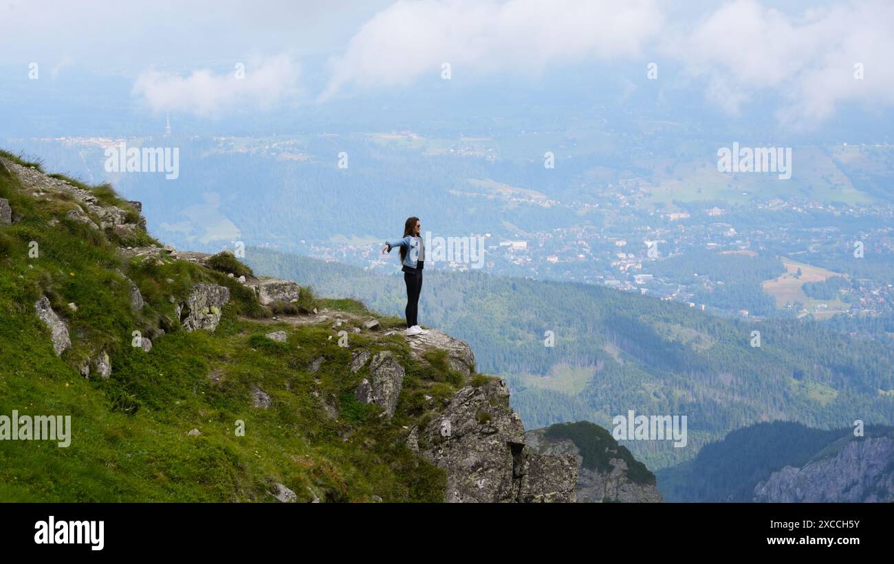 Zakopane, Pologne. Montagnes Tatra, nuages, de belles vues et une fille heureuse Banque D'Images