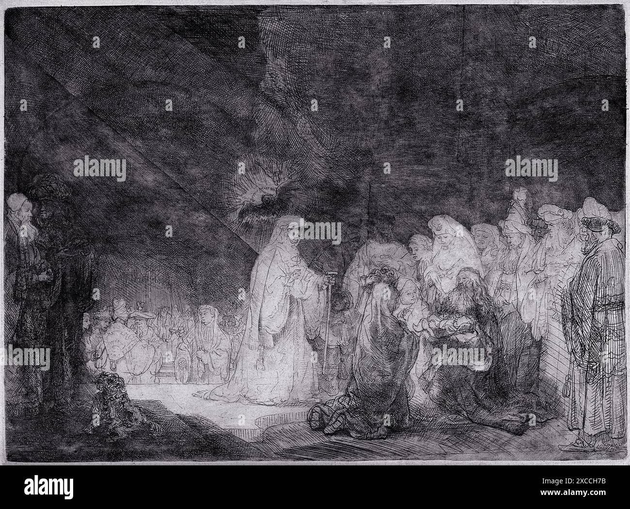 Cette gravure de Rembrandt, créée en 1639, représente la scène biblique de Siméon tenant l'enfant Jésus dans ses bras dans le Temple. La scène est éclairée par un seul et puissant faisceau de lumière qui tombe sur Siméon et l'enfant Jésus, soulignant le moment de la reconnaissance et de la prophétie. La gravure montre à Rembrandts l'utilisation magistrale de la lumière et de l'ombre pour créer de la profondeur et de l'émotion. Banque D'Images