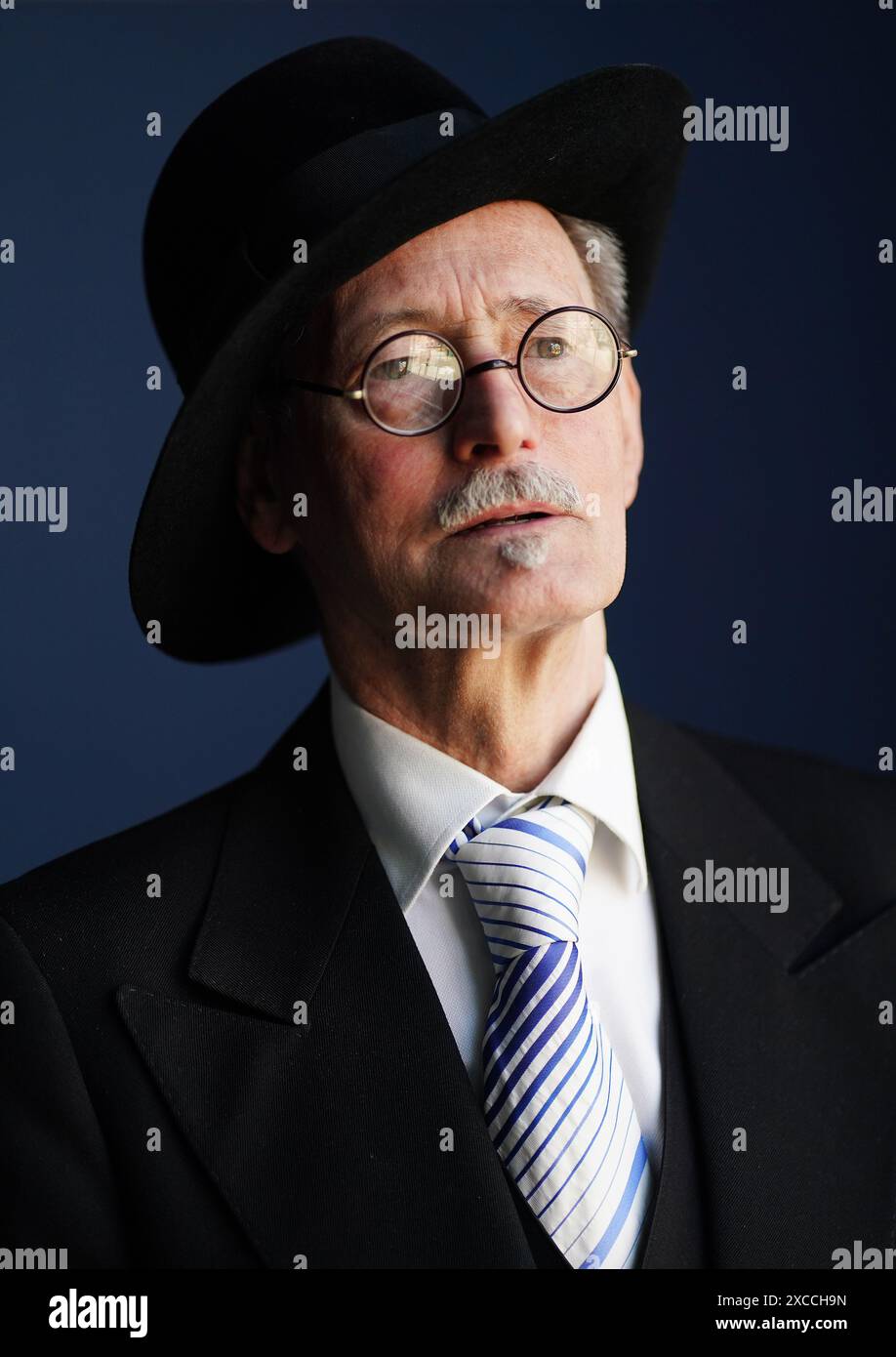 James Joyce Lookalike John Shevlin assiste au Bloomsday Breakfast au Belvedere College à Dublin. Bloomsday est une célébration de la vie de l'écrivain irlandais James Joyce, observée chaque année dans le monde entier le 16 juin, le jour où son roman Ulysse de 1922 a lieu en 1904, date de sa première sortie avec sa future épouse Nora Barnacle. La journée porte le nom de son protagoniste Leopold Bloom. Date de la photo : dimanche 16 juin 2024. Banque D'Images