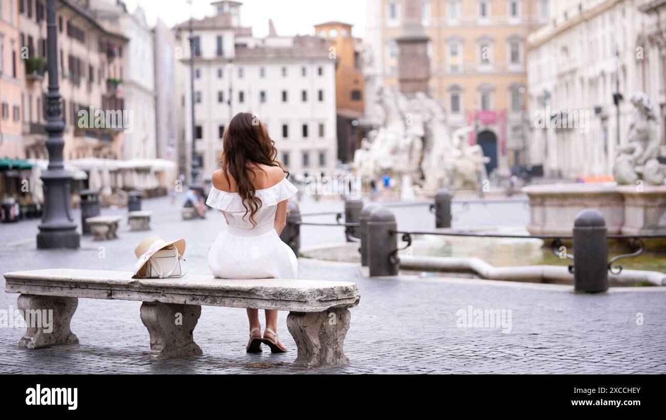 Rome, Italie. Ambiance de vacances ensoleillée et fille assise en blanc Banque D'Images