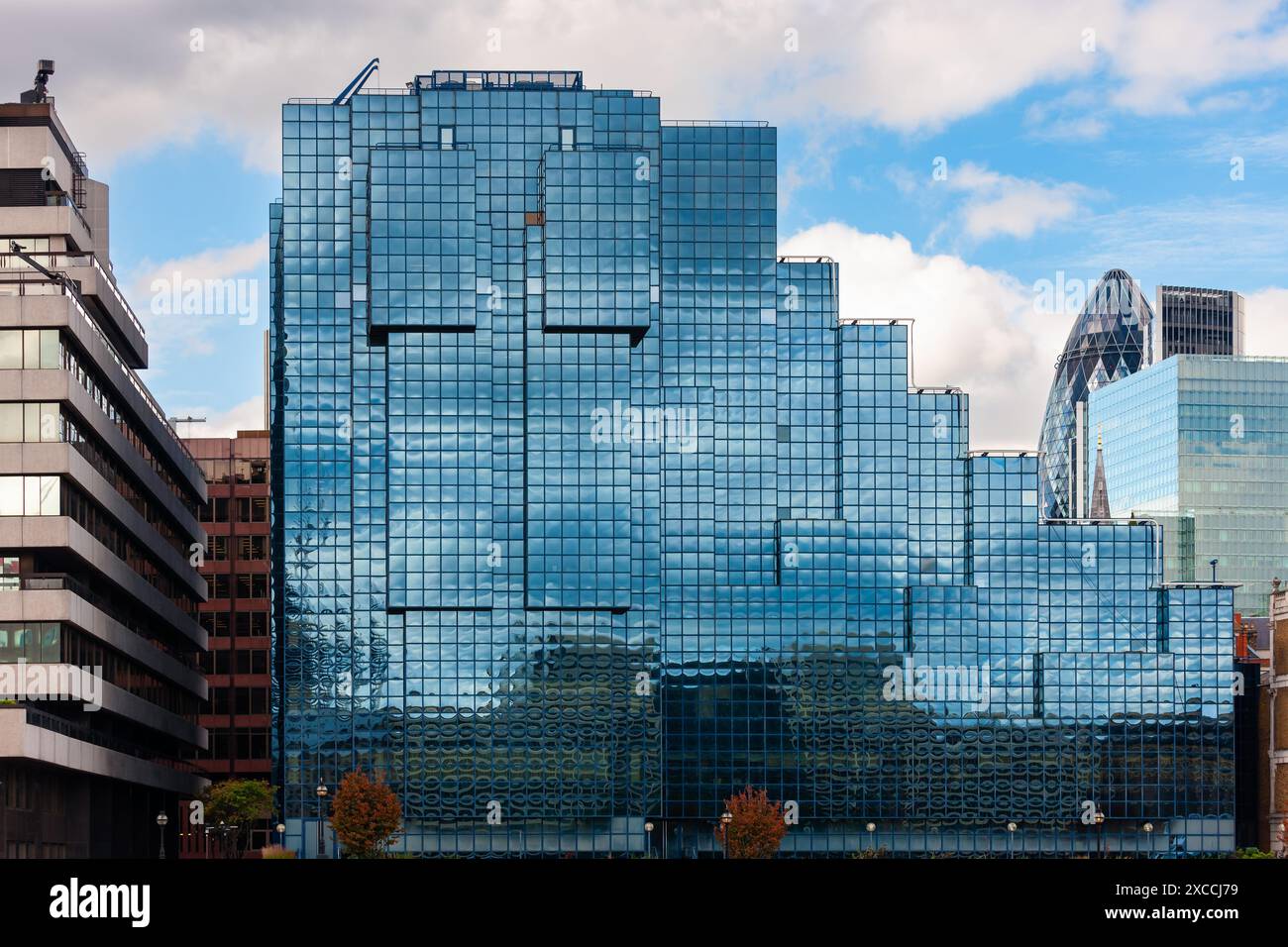 Londres, Royaume-Uni - 2 juillet 2010 : le Northern and Shell Building sur la rive nord de la Tamise. Bâtiment de l'édition et de la télévision. Banque D'Images Londres, Royaume-Uni - 2 juillet 2010 : le Northern and Shell Building sur la rive nord de la Tamise. Bâtiment de l'édition et de la télévision. Banque D'Images