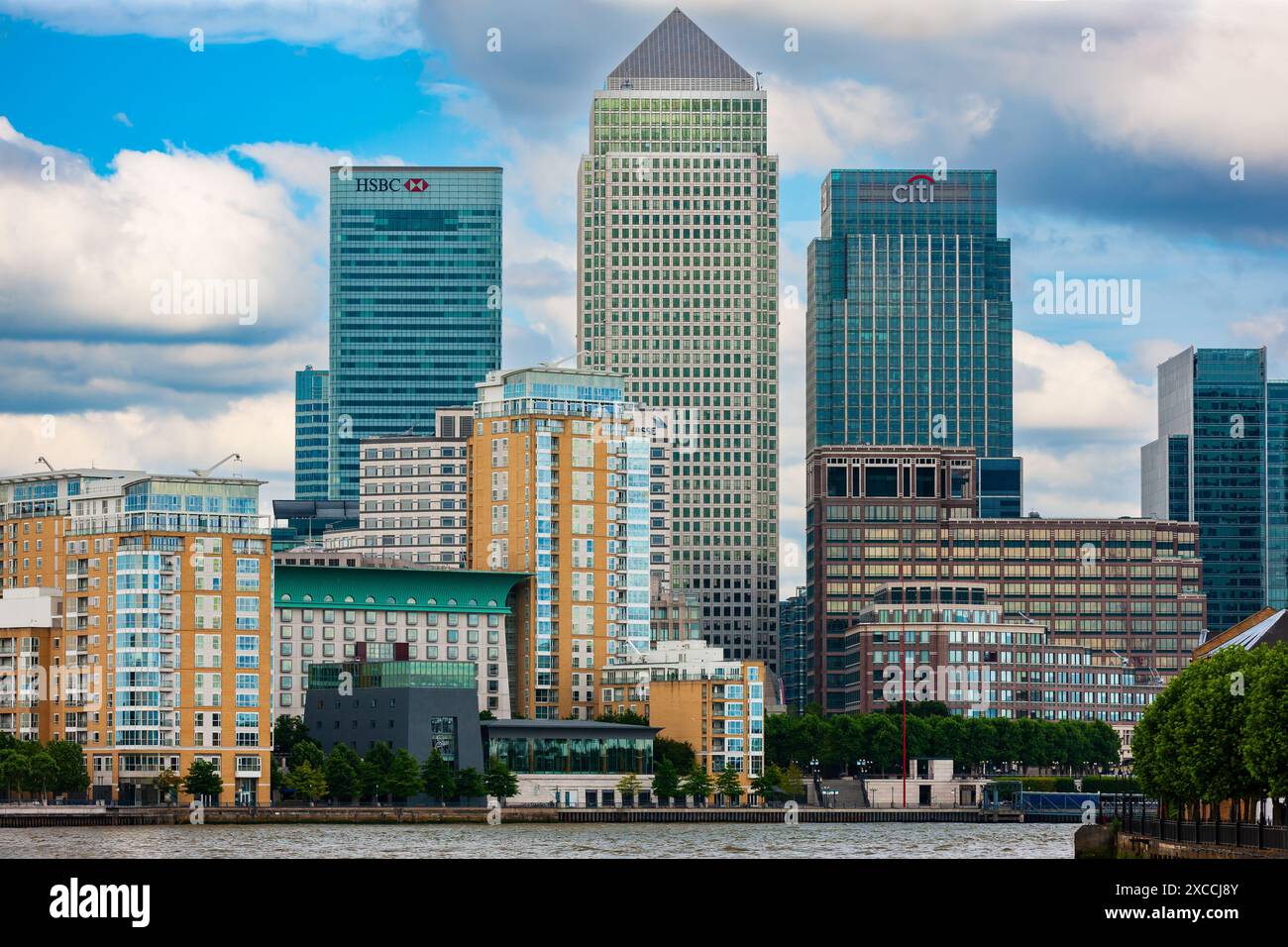 Londres, Royaume-Uni - 2 juillet 2010 : Canary Wharf et Canada Square sur la rive nord de la Tamise, partie du quartier des affaires de Londres à l'est. Banque D'Images Londres, Royaume-Uni - 2 juillet 2010 : Canary Wharf et Canada Square sur la rive nord de la Tamise, partie du quartier des affaires de Londres à l'est. Banque D'Images