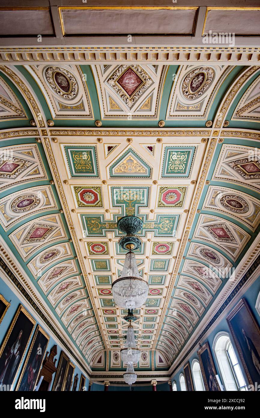 Le plafond peint et italien de l'espace superbement orné et opulent qui est la salle d'Assemblée de Worcester Guildhall, High St Worcester WR1 2EY UK. Banque D'Images