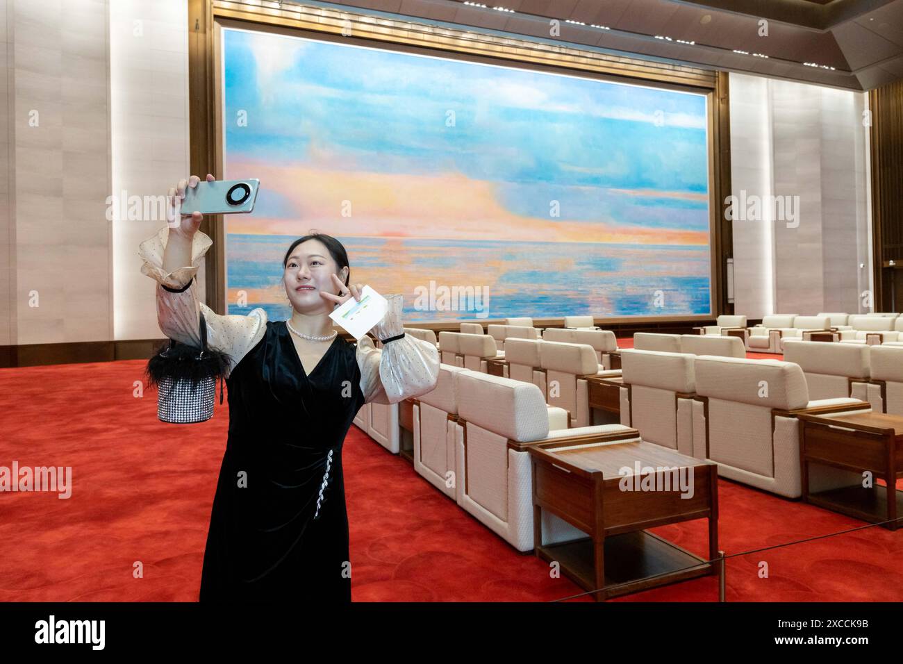 Shanghai, Chine. 16 juin 2024. Un citoyen prend des selfies aux grands Halls de Shanghai, dans l'est de la Chine, le 16 juin 2024. La première journée portes ouvertes publique des grands Halls a été lancée dimanche à Shanghai, attirant de nombreux visiteurs. Composé de trois vieux bâtiments d'une superficie de 99 000 mètres carrés, les grandes salles étaient auparavant le quai du fleuve Yangtsé avec une histoire de plus de 100 ans. Crédit : Wang Xiang/Xinhua/Alamy Live News Banque D'Images