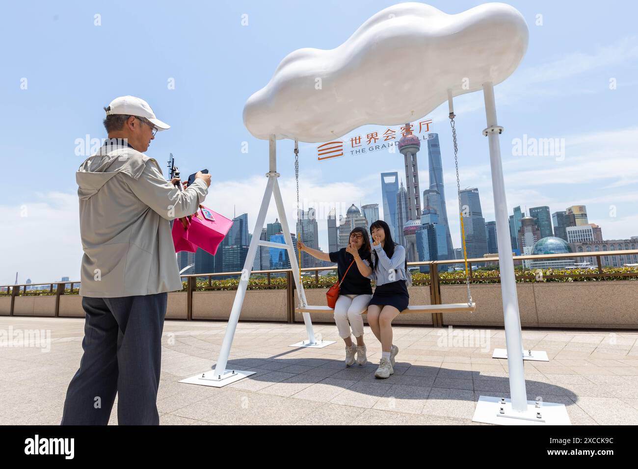 Shanghai, Chine. 16 juin 2024. Les gens prennent des photos devant les grands Halls de Shanghai, dans l'est de la Chine, le 16 juin 2024. La première journée portes ouvertes publique des grands Halls a été lancée dimanche à Shanghai, attirant de nombreux visiteurs. Composé de trois vieux bâtiments d'une superficie de 99 000 mètres carrés, les grandes salles étaient auparavant le quai du fleuve Yangtsé avec une histoire de plus de 100 ans. Crédit : Wang Xiang/Xinhua/Alamy Live News Banque D'Images
