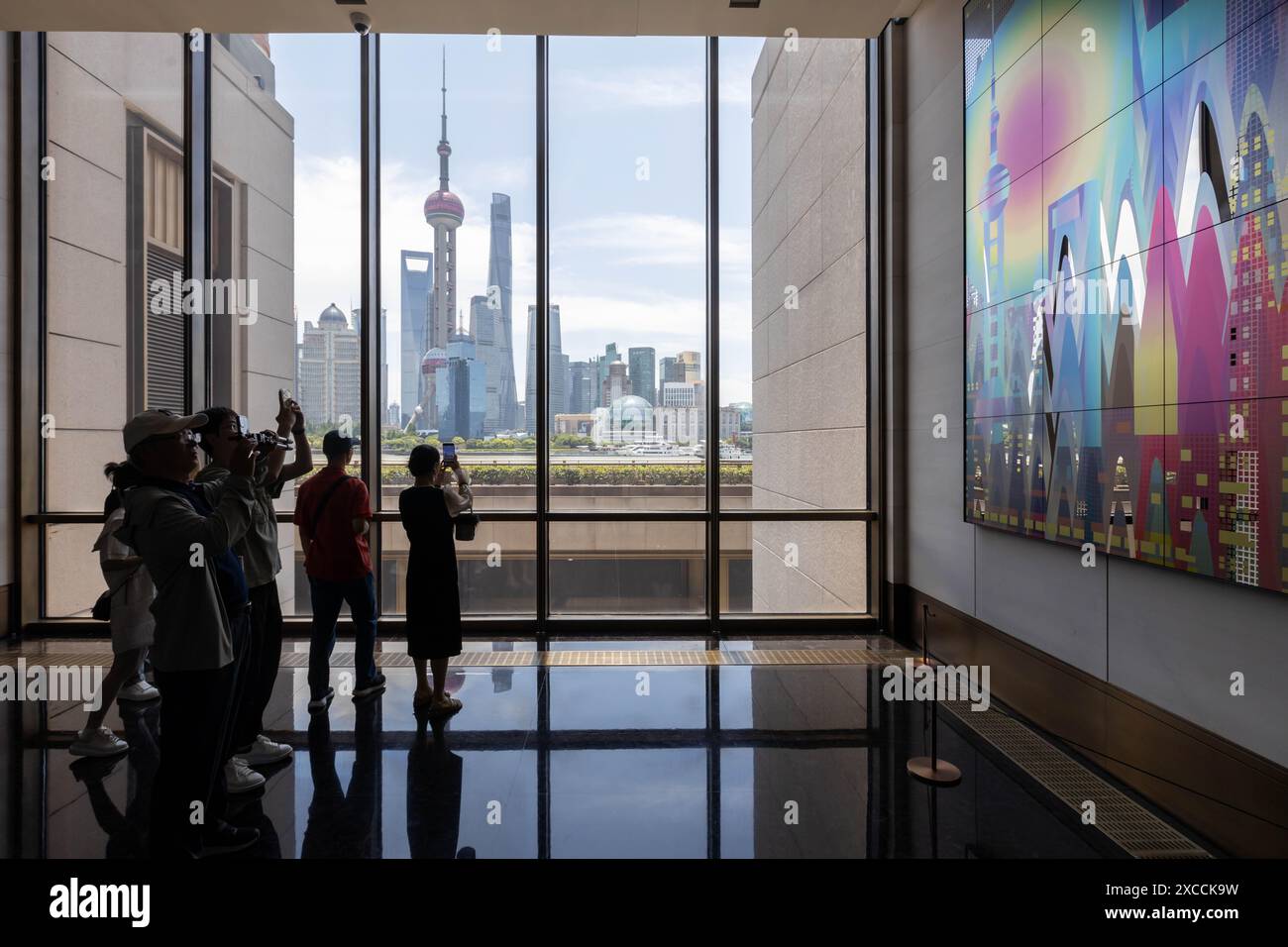 Shanghai, Chine. 16 juin 2024. Les gens prennent des photos aux grands Halls de Shanghai, dans l'est de la Chine, le 16 juin 2024. La première journée portes ouvertes publique des grands Halls a été lancée dimanche à Shanghai, attirant de nombreux visiteurs. Composé de trois vieux bâtiments d'une superficie de 99 000 mètres carrés, les grandes salles étaient auparavant le quai du fleuve Yangtsé avec une histoire de plus de 100 ans. Crédit : Wang Xiang/Xinhua/Alamy Live News Banque D'Images