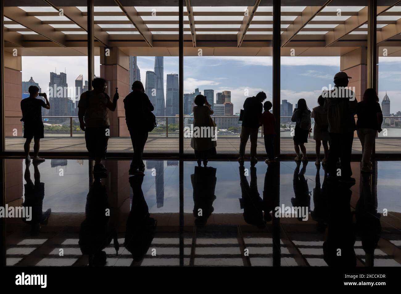 Shanghai, Chine. 16 juin 2024. Les gens prennent des photos aux grands Halls de Shanghai, dans l'est de la Chine, le 16 juin 2024. La première journée portes ouvertes publique des grands Halls a été lancée dimanche à Shanghai, attirant de nombreux visiteurs. Composé de trois vieux bâtiments d'une superficie de 99 000 mètres carrés, les grandes salles étaient auparavant le quai du fleuve Yangtsé avec une histoire de plus de 100 ans. Crédit : Wang Xiang/Xinhua/Alamy Live News Banque D'Images