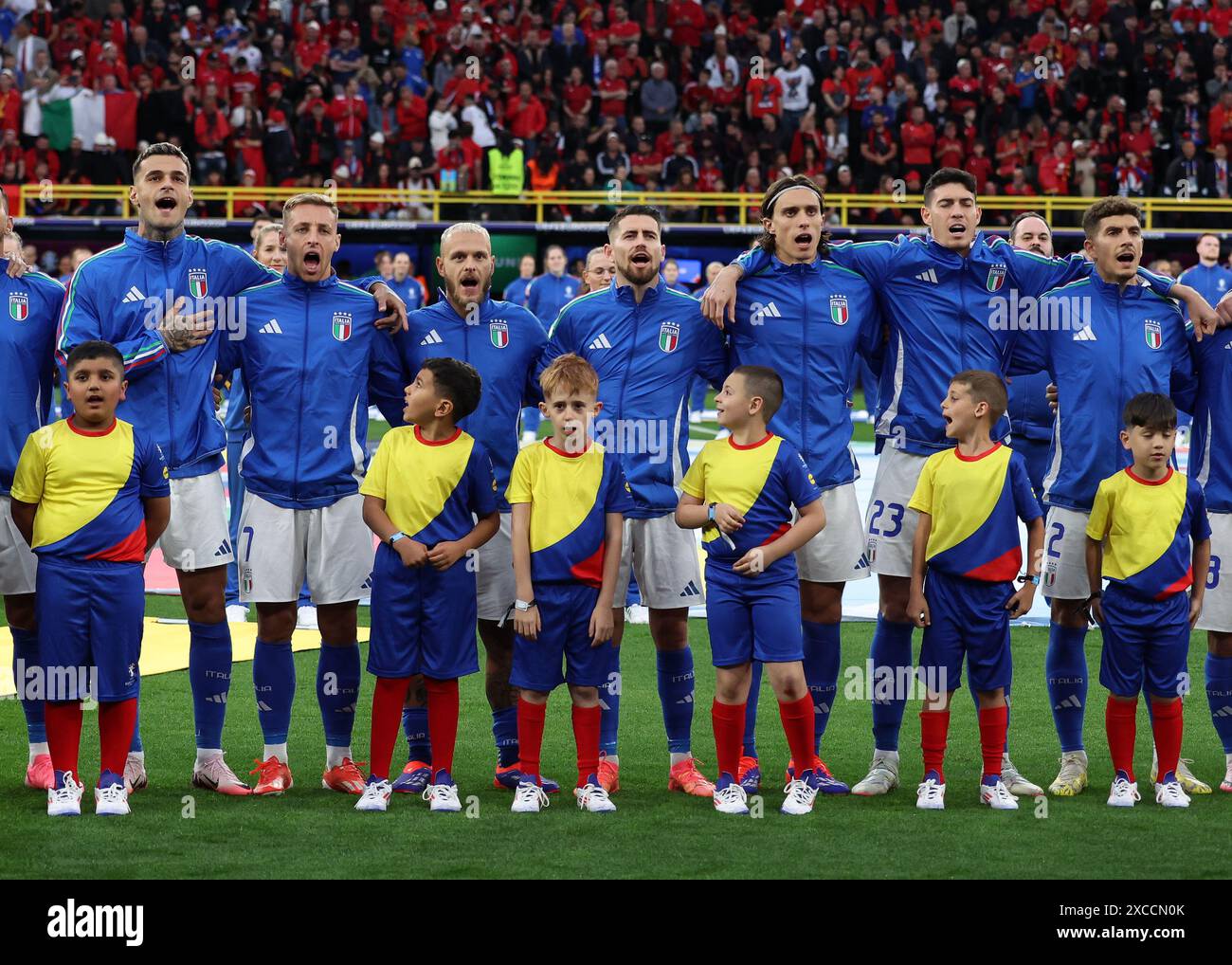 Dortmund, Allemagne. 15 juin 2024. Les mascottes réagissent alors que l'équipe italienne chante leur hymne national lors du match des Championnats d'Europe de l'UEFA au signal Idruna Park, Dortmund. Le crédit photo devrait se lire comme suit : David Klein/Sportimage crédit : Sportimage Ltd/Alamy Live News Banque D'Images