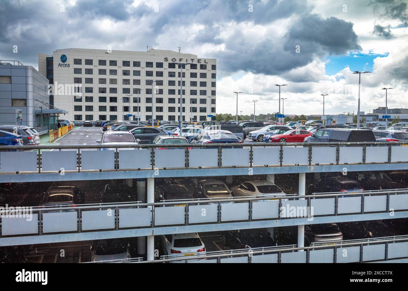 Parking 5, parking court séjour à plusieurs étages et hôtel Sofitel Airport, à côté du terminal Nord, aéroport de Gatwick, Londres, Royaume-Uni Banque D'Images