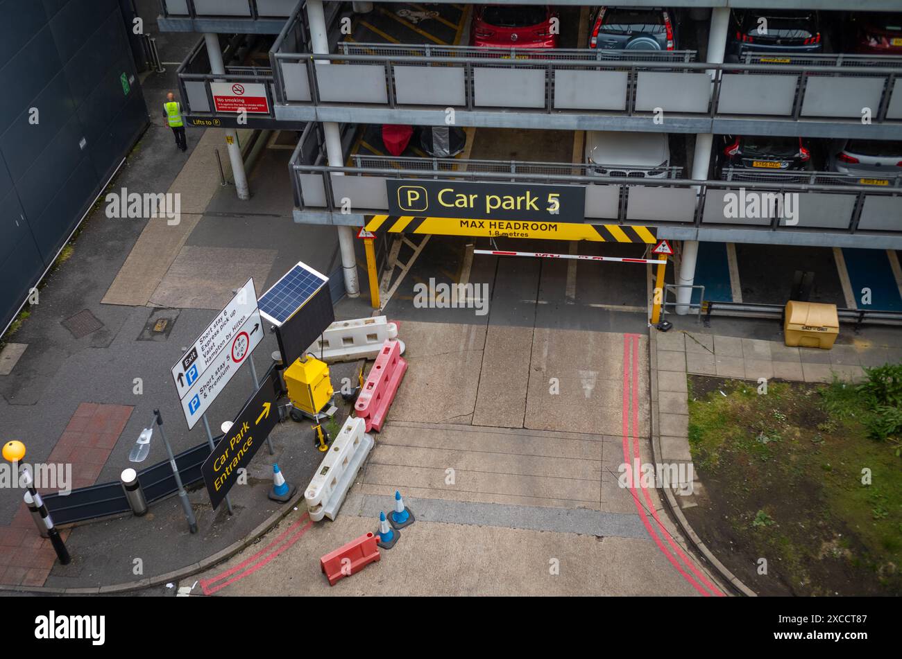 Parking 5, parking court séjour à plusieurs étages et hôtel Sofitel Airport, à côté du terminal Nord, aéroport de Gatwick, Londres, Royaume-Uni Banque D'Images