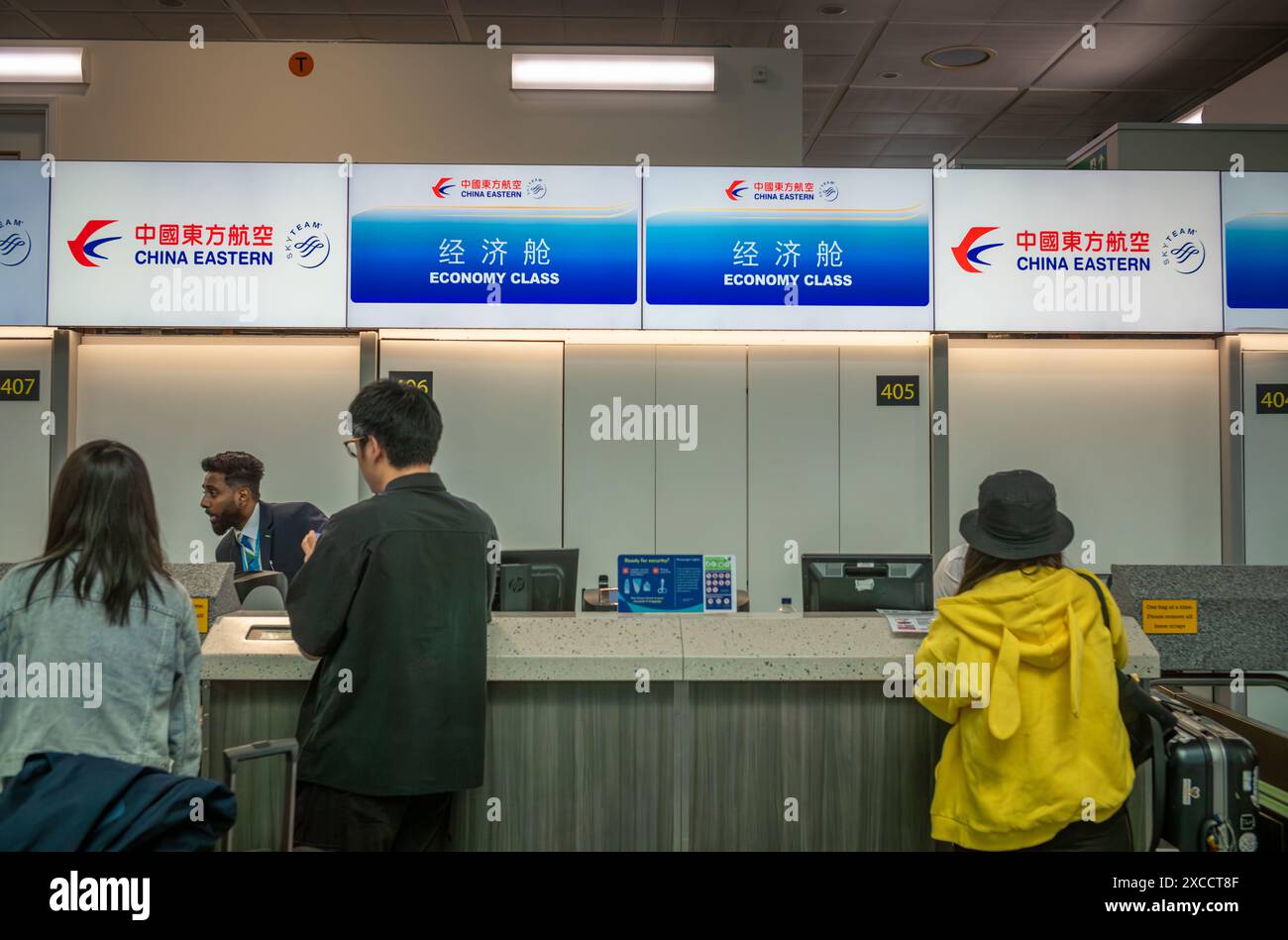 Les passagers chinois font la queue pour s'enregistrer pour un vol China Eastern à destination de Shanghai au départ de l'aéroport de Londres Gatwick, au Royaume-Uni. Banque D'Images