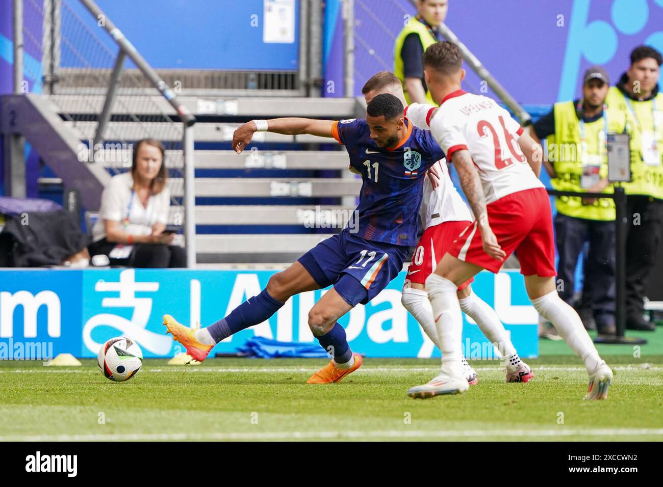 HAMBOURG, ALLEMAGNE - 16 JUIN : Cody Gakpo des pays-Bas se bat pour la possession lors du match du Groupe d de l'UEFA EURO 2024 entre la Pologne et les pays-Bas au Volksparkstadion le 16 juin 2024 à Hambourg, Allemagne. (Photo par Andre Weening/Orange Pictures) Banque D'Images