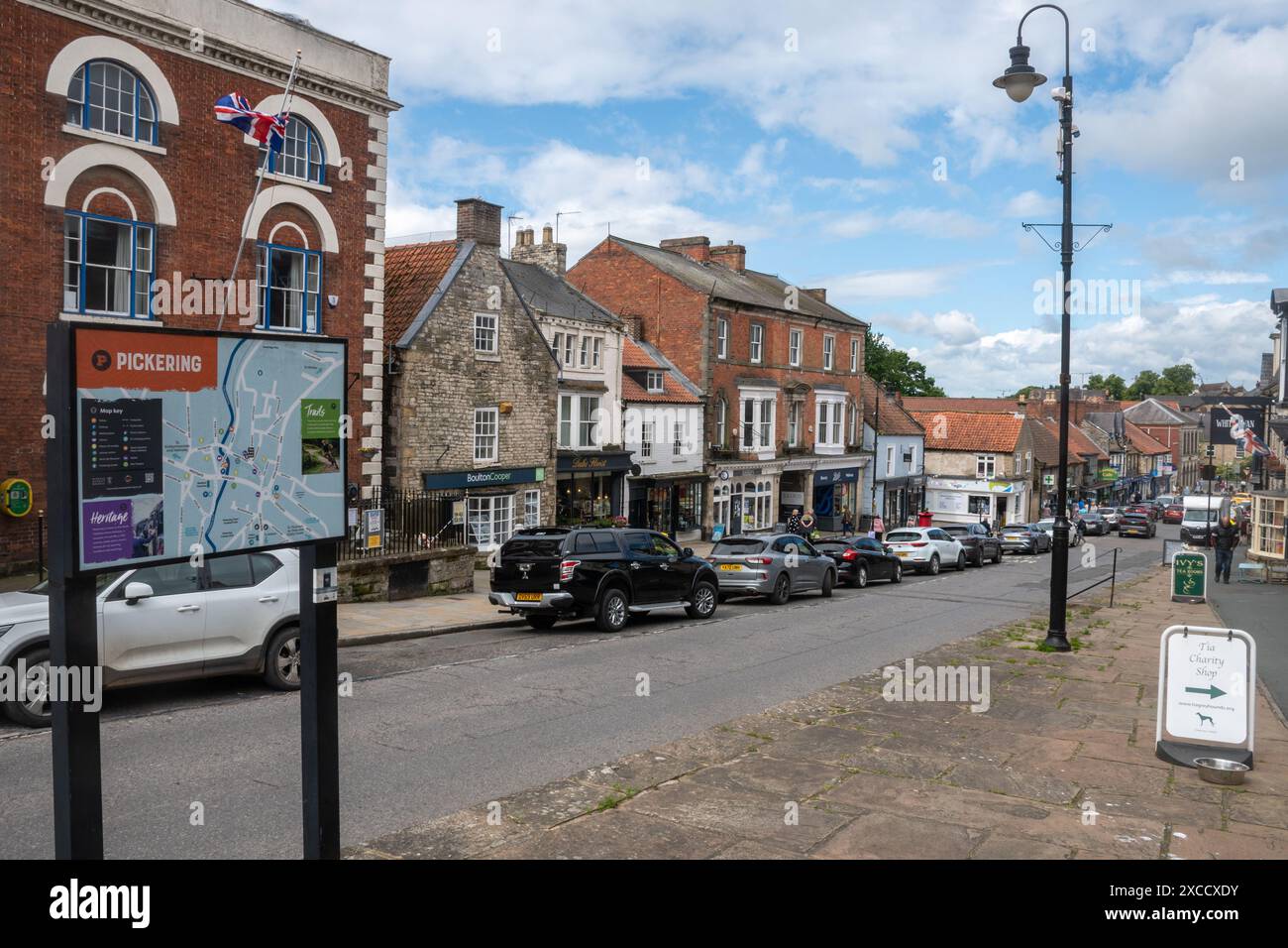 Place du marché dans le centre-ville de Pickering, North Yorkshire, Angleterre, Royaume-Uni, avec des gens qui font du shopping Banque D'Images