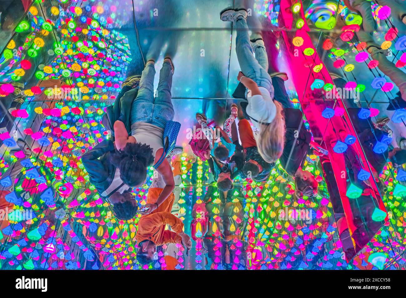 Amsterdam, Hollande - 12 août 2023 : effets artistiques de lumières, de couleurs et de reflets dans le musée Moco Banque D'Images