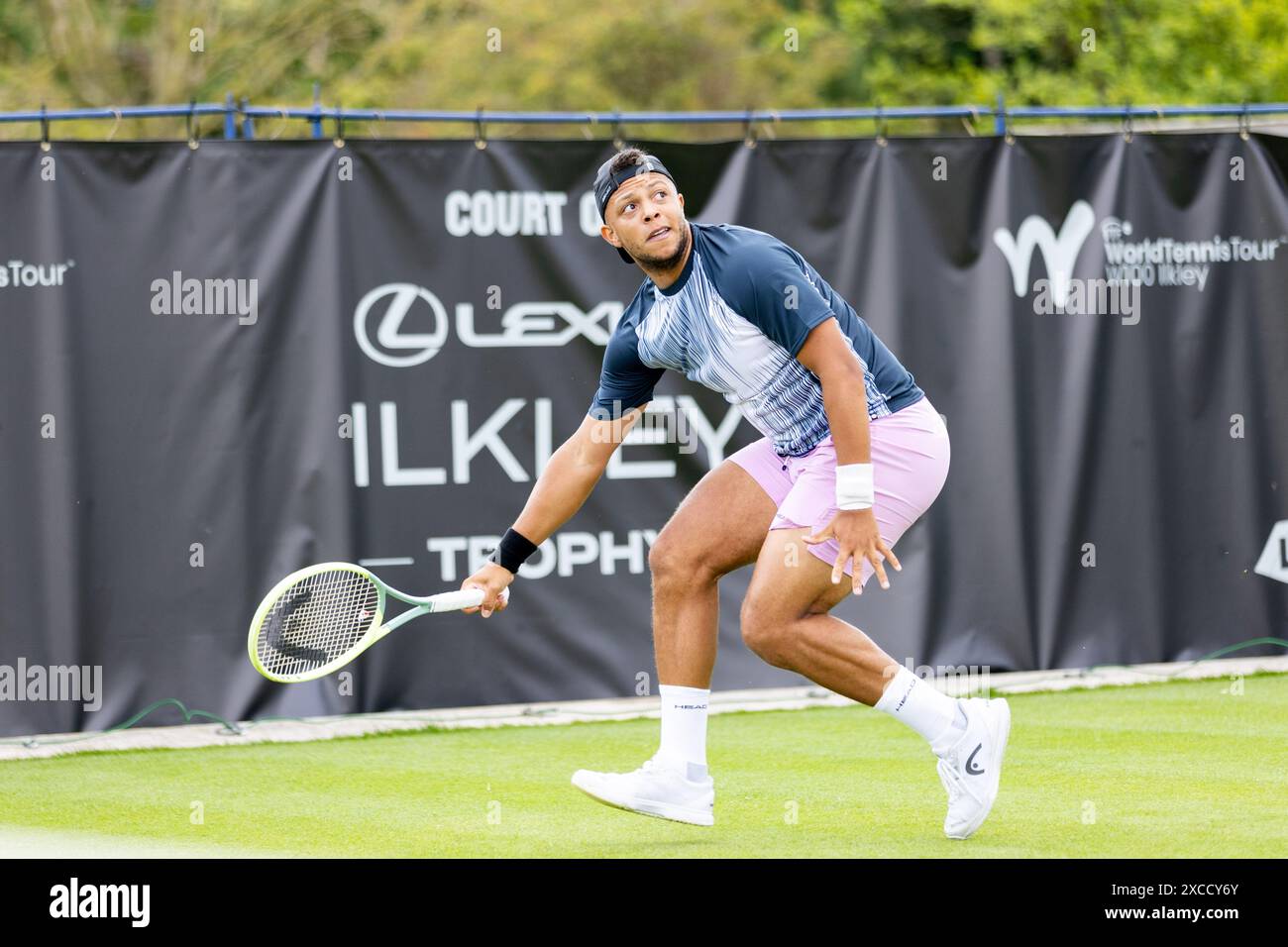 Ilkley, Royaume-Uni, 16 juin 2024, Jay Clarke VS Benjamin Bonzi Qualifying match au Ilkley Lawn Tennis and Squash Club, crédit Aaron Badkin/Alamy Live News. Banque D'Images