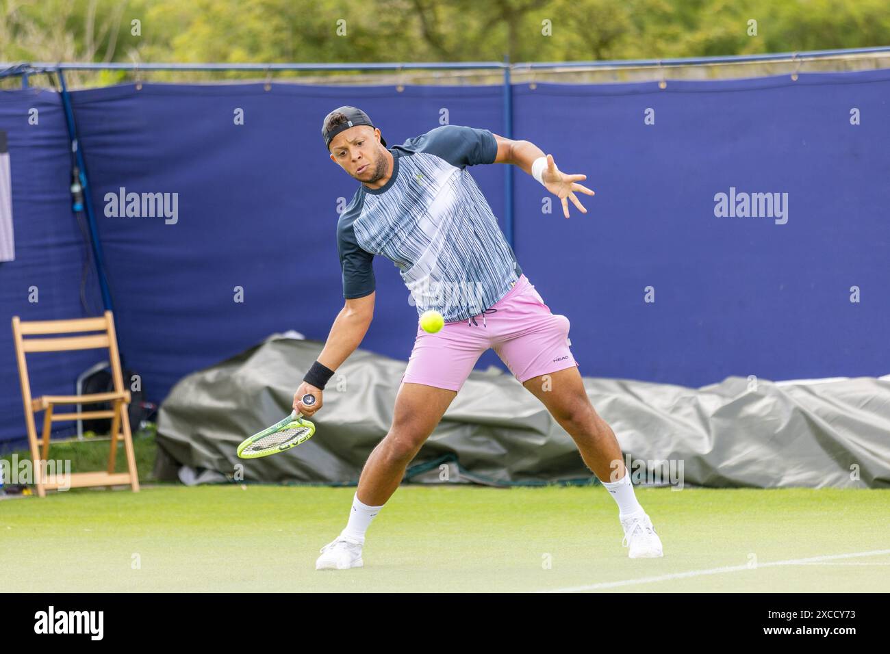 Ilkley, Royaume-Uni, 16 juin 2024, Jay Clarke VS Benjamin Bonzi Qualifying match au Ilkley Lawn Tennis and Squash Club, crédit Aaron Badkin/Alamy Live News. Banque D'Images