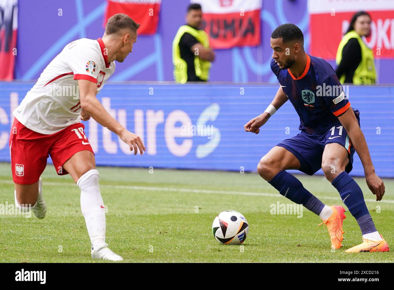 HAMBOURG, ALLEMAGNE - 16 JUIN : Cody Gakpo des pays-Bas se bat pour la possession lors du match du Groupe d de l'UEFA EURO 2024 entre la Pologne et les pays-Bas au Volksparkstadion le 16 juin 2024 à Hambourg, Allemagne. (Photo par Andre Weening/Orange Pictures) Banque D'Images