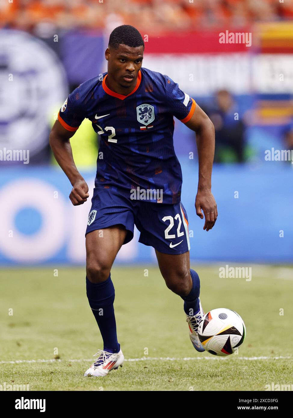 HAMBOURG - Denzel Dumfries de Hollande lors du match du groupe d de l'UEFA EURO 2024 opposant la Pologne aux pays-Bas au Volksparkstadion le 16 juin 2024 à Hambourg, Allemagne. ANP MAURICE VAN STEEN Banque D'Images