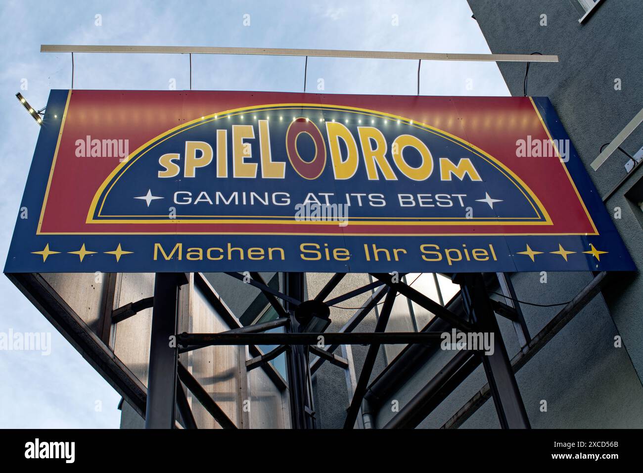 Panneau d'affichage éclairé pour une salle de jeux avec machines de jeux Banque D'Images