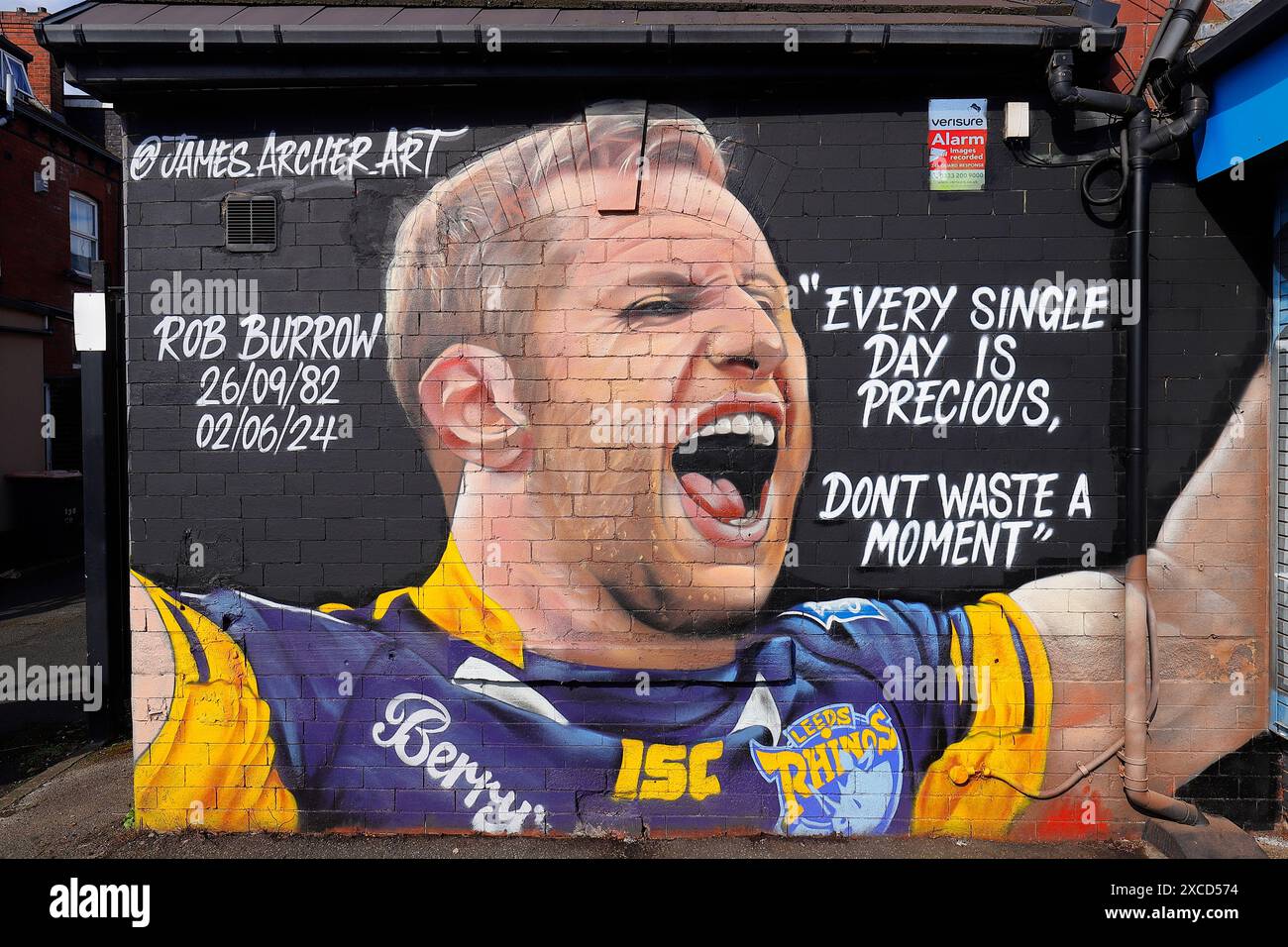 Une murale à Headingley, Leeds en hommage au joueur de rugby Rob Burrow CBE de Leeds Rhinos, depuis sa mort le 2 juin 2024 Banque D'Images