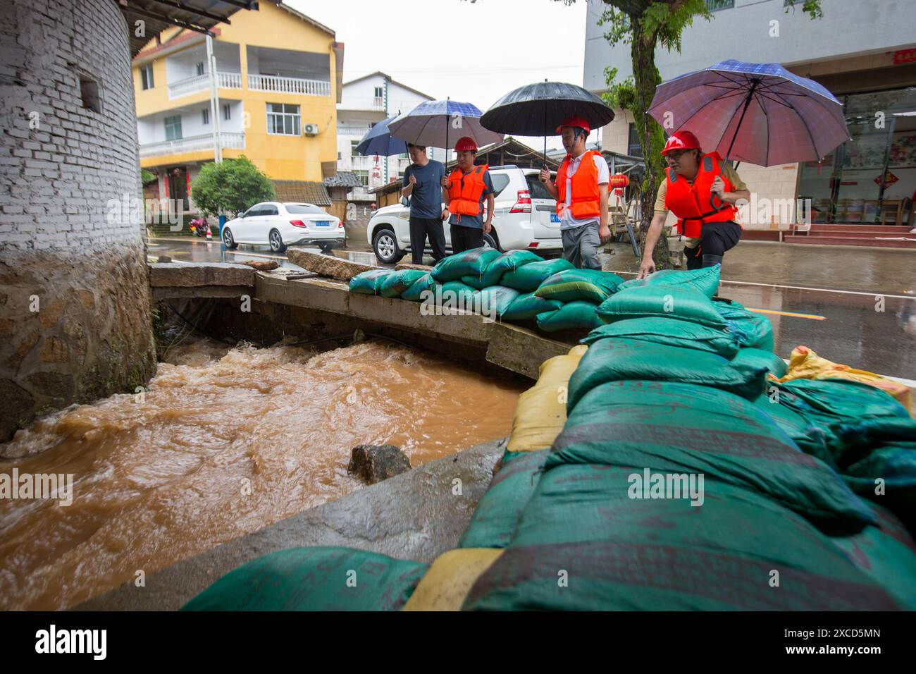 Nanping, province chinoise du Fujian. 16 juin 2024. Des sauveteurs inspectent l'inondation d'un canal de drainage dans le village de Hongxing du canton de Xingcun de Wuyishan, ville de Nanping, province du Fujian, au sud-est de la Chine, le 16 juin 2024. Des pluies torrentielles ont forcé l'évacuation de 36 000 personnes dans la province du Fujian, dans le sud-est de la Chine, a déclaré dimanche le bureau provincial de contrôle des inondations. Des jours de fortes pluies ont fait des ravages dans de nombreuses régions du Fujian, qui a déclaré une intervention d'urgence en cas de tempêtes de pluie. Crédit : Chen Ying/Xinhua/Alamy Live News Banque D'Images